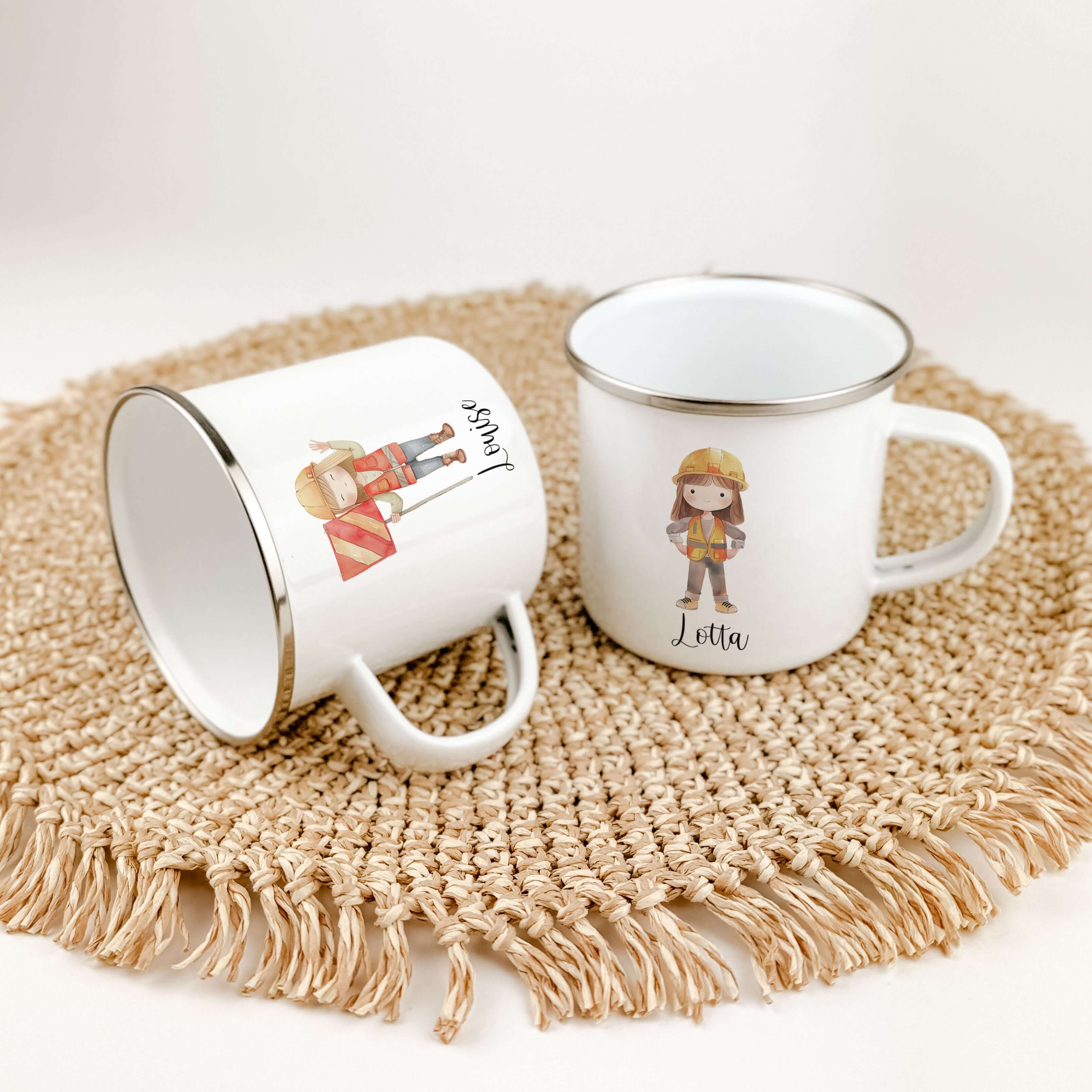 Emaille Tasse Bauarbeiterin-famprints-Emaille Tasse-Entdecke die bezaubernde Emaille Tasse für kleine Bauarbeiterinnen! Diese personalisierte Tasse mit deinem Namen ist nicht nur ein echter Hingucker, sondern auch praktisch und langlebig. Der liebevoll ge