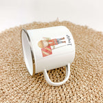 Emaille Tasse Bauarbeiterin-famprints-Emaille Tasse-Entdecke die bezaubernde Emaille Tasse für kleine Bauarbeiterinnen! Diese personalisierte Tasse mit deinem Namen ist nicht nur ein echter Hingucker, sondern auch praktisch und langlebig. Der liebevoll ge