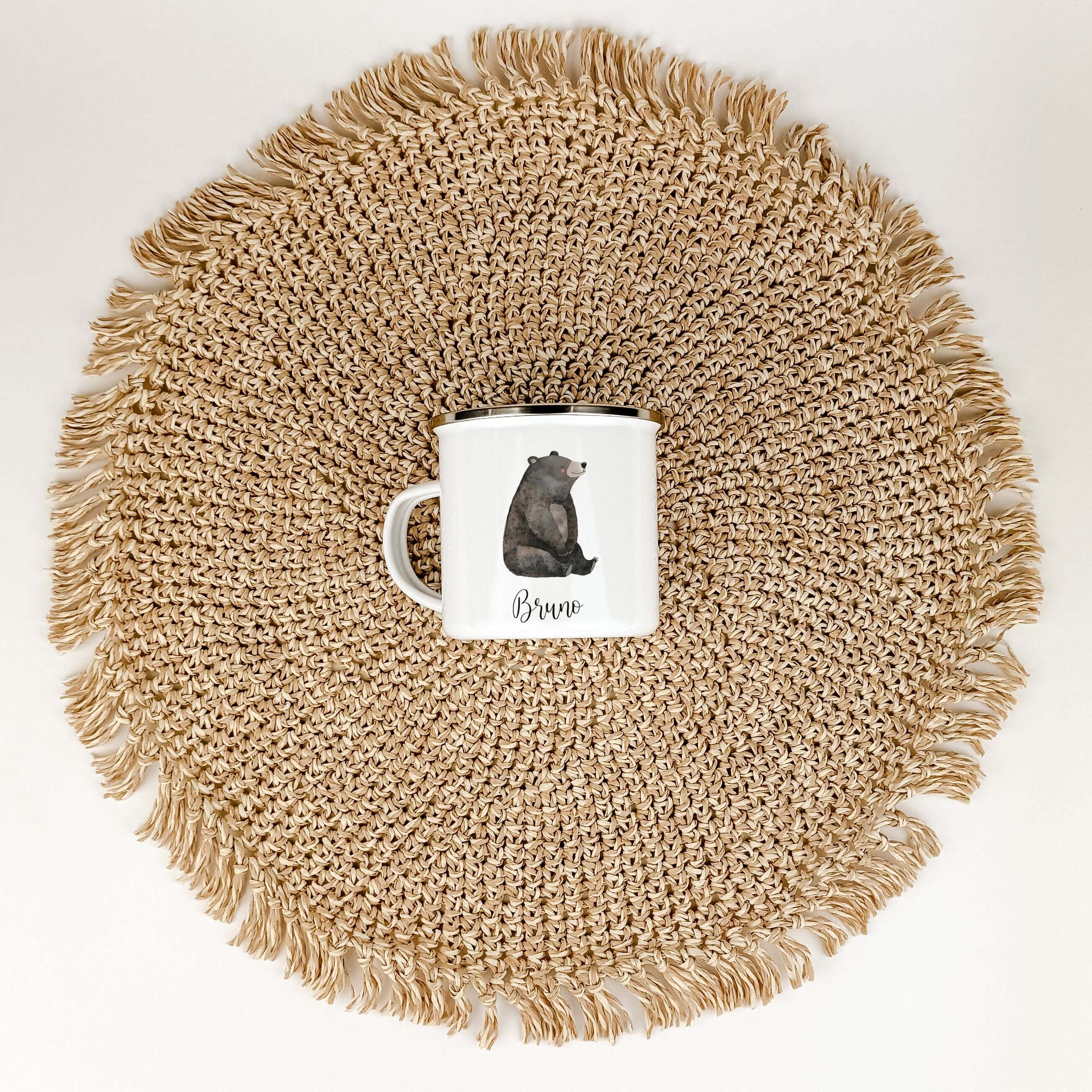 Emaille Tasse Bär No1-famprints-Emaille Tasse-Entdecke die bezaubernde Emaille Tasse Bär – das perfekte Geschenk für kleine Abenteurer! Mit einem süßen, in Aquarelloptik gestalteten Bären und deinem individuellen Namen wird diese Tasse zu einem ganz beson