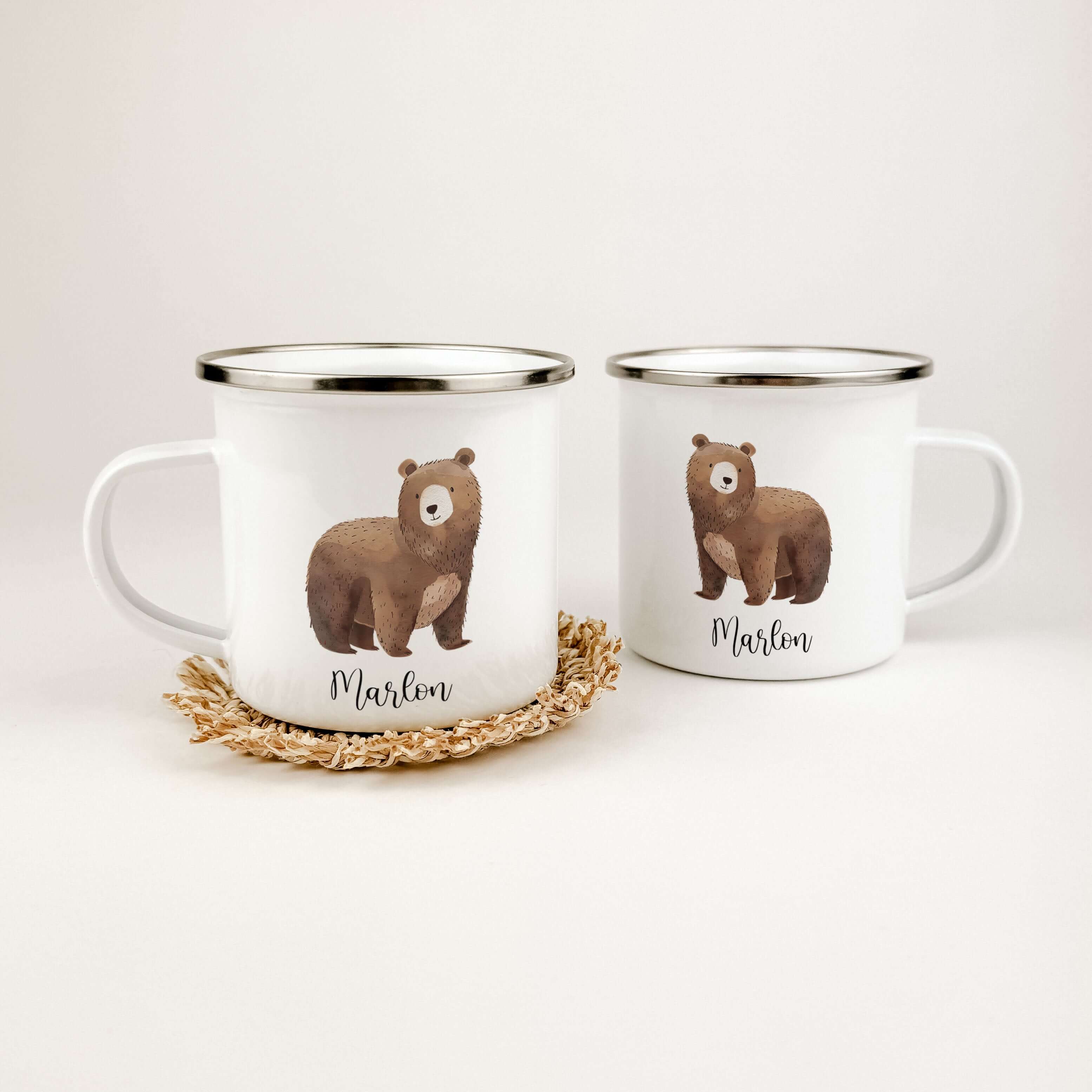Emaille Tasse Bär No2-famprints-Emaille Tasse-Entdecke die zauberhafte Emaille Tasse Bär No2 – das perfekte Geschenk für kleine Entdecker! Mit einem liebevollen Aquarelldruck eines süßen kleinen Bären und der Möglichkeit, den Namen individuell zu verewige