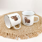Emaille Tasse Bär No2-famprints-Emaille Tasse-Entdecke die zauberhafte Emaille Tasse Bär No2 – das perfekte Geschenk für kleine Entdecker! Mit einem liebevollen Aquarelldruck eines süßen kleinen Bären und der Möglichkeit, den Namen individuell zu verewige