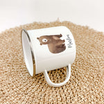Emaille Tasse Bär No2-famprints-Emaille Tasse-Entdecke die zauberhafte Emaille Tasse Bär No2 – das perfekte Geschenk für kleine Entdecker! Mit einem liebevollen Aquarelldruck eines süßen kleinen Bären und der Möglichkeit, den Namen individuell zu verewige