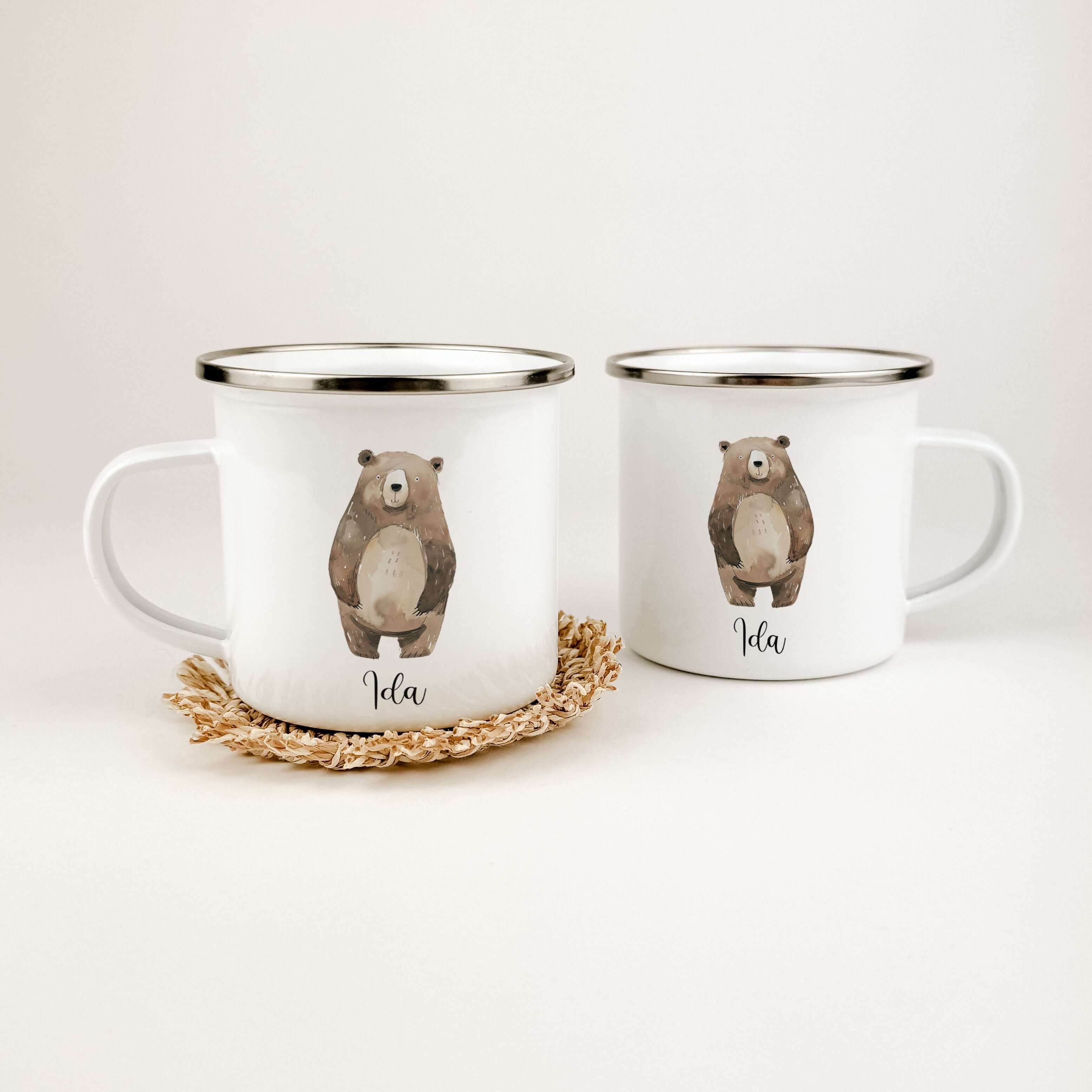 Emaille Tasse Bär No3-famprints-Emaille Tasse-Entdecke die liebevoll gestaltete Emaille Tasse Bär No3 – ein perfektes Geschenk für deinen kleinen Schatz! Diese personalisierte Tasse wird mit dem Namen des Kindes bedruckt und zeigt einen süßen kleinen Bäre