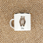 Emaille Tasse Bär No3-famprints-Emaille Tasse-Entdecke die liebevoll gestaltete Emaille Tasse Bär No3 – ein perfektes Geschenk für deinen kleinen Schatz! Diese personalisierte Tasse wird mit dem Namen des Kindes bedruckt und zeigt einen süßen kleinen Bäre