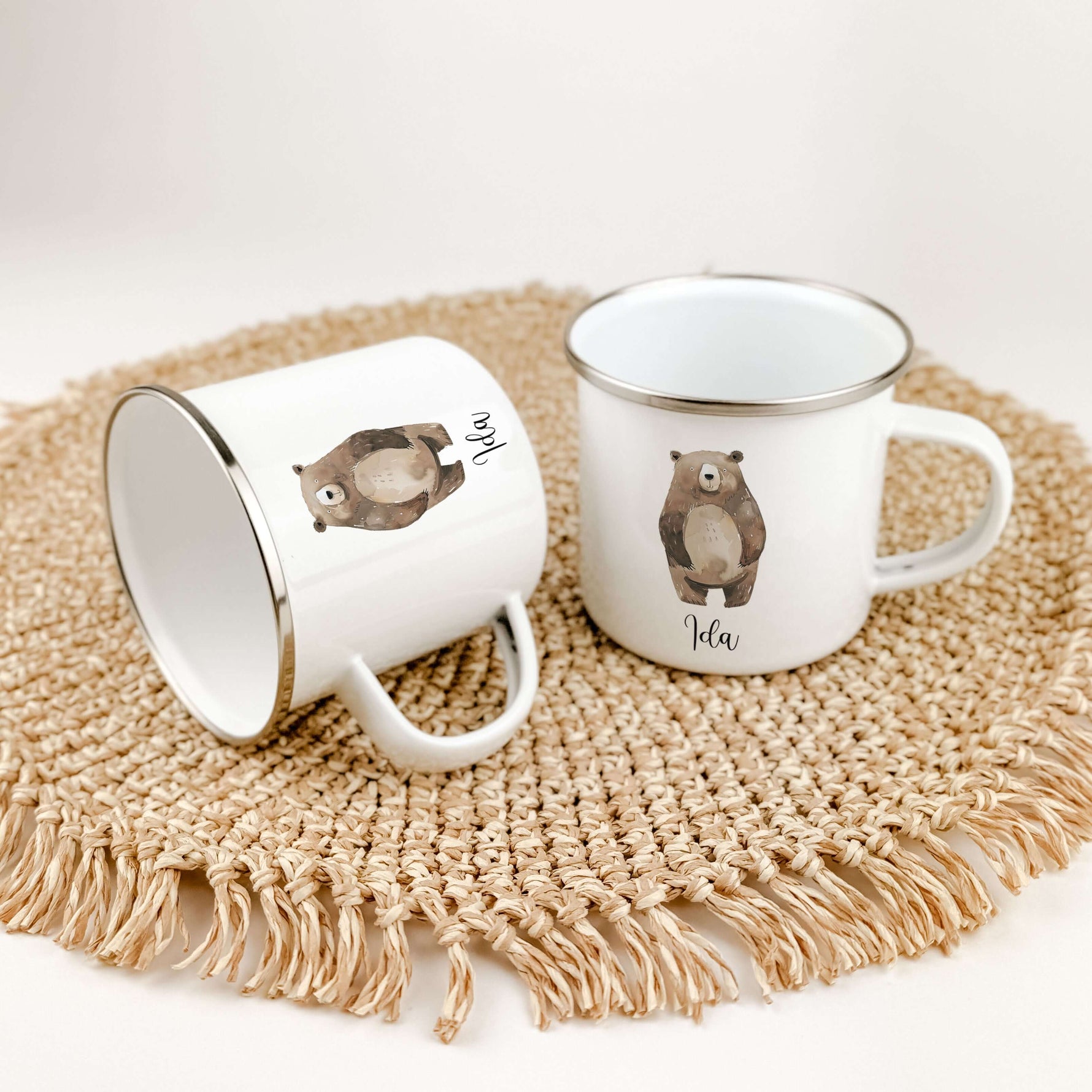 Emaille Tasse Bär No3-famprints-Emaille Tasse-Entdecke die liebevoll gestaltete Emaille Tasse Bär No3 – ein perfektes Geschenk für deinen kleinen Schatz! Diese personalisierte Tasse wird mit dem Namen des Kindes bedruckt und zeigt einen süßen kleinen Bäre