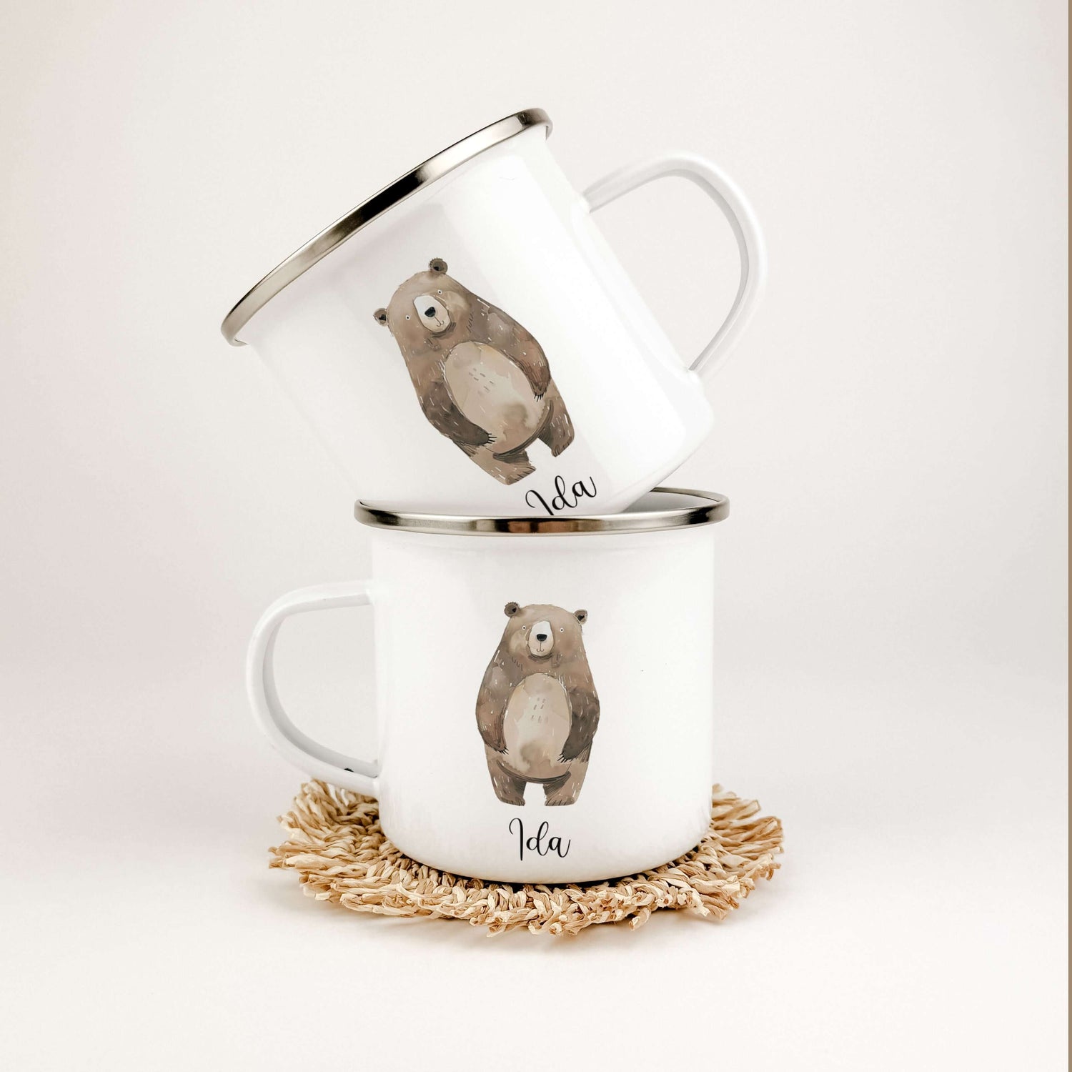 Emaille Tasse Bär No3-famprints-Emaille Tasse-Entdecke die liebevoll gestaltete Emaille Tasse Bär No3 – ein perfektes Geschenk für deinen kleinen Schatz! Diese personalisierte Tasse wird mit dem Namen des Kindes bedruckt und zeigt einen süßen kleinen Bäre