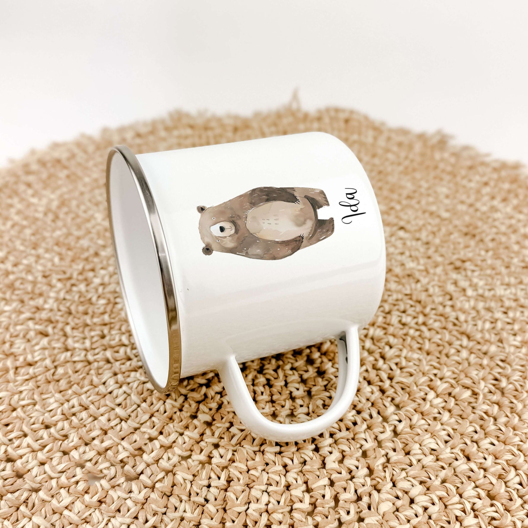 Emaille Tasse Bär No3-famprints-Emaille Tasse-Entdecke die liebevoll gestaltete Emaille Tasse Bär No3 – ein perfektes Geschenk für deinen kleinen Schatz! Diese personalisierte Tasse wird mit dem Namen des Kindes bedruckt und zeigt einen süßen kleinen Bäre