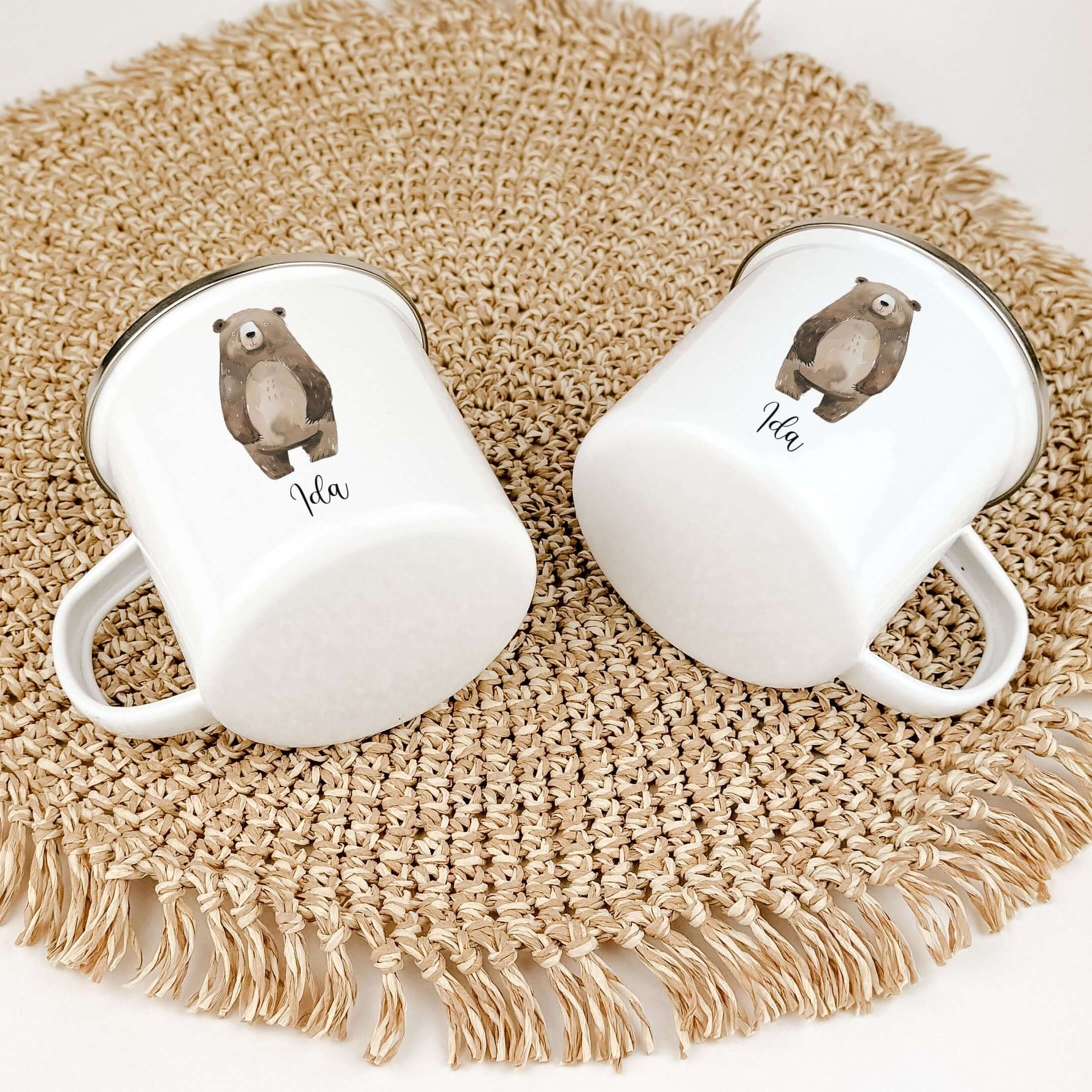 Emaille Tasse Bär No3-famprints-Emaille Tasse-Entdecke die liebevoll gestaltete Emaille Tasse Bär No3 – ein perfektes Geschenk für deinen kleinen Schatz! Diese personalisierte Tasse wird mit dem Namen des Kindes bedruckt und zeigt einen süßen kleinen Bäre