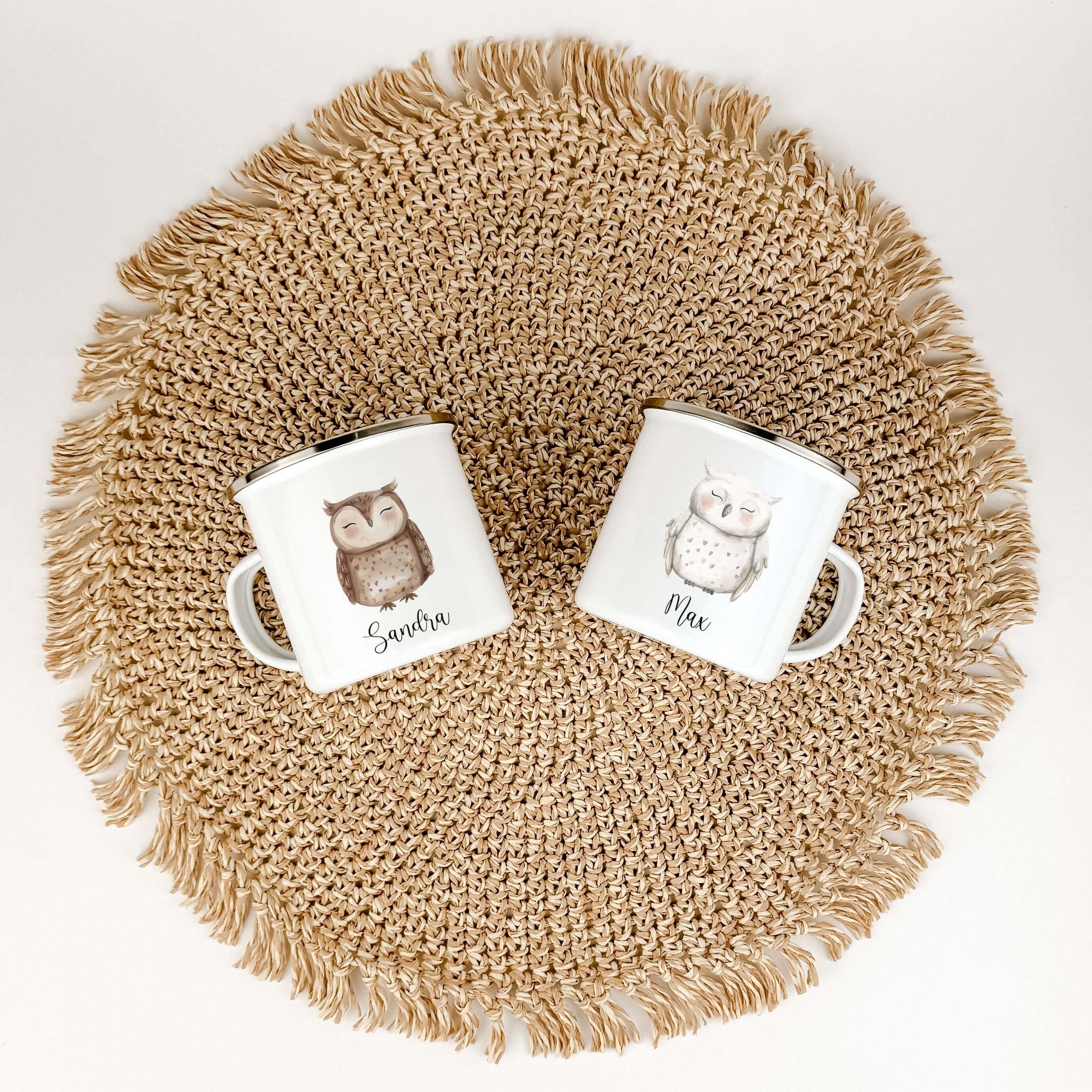 Emaille Tasse Eule-famprints-Emaille Tasse-Entdecke die wundervolle Emaille Tasse Eule – der perfekte Begleiter für kleine Eulen Liebhaber! Diese personalisierte Tasse mit dem Namen deines Kindes ist nicht nur ein liebevolles Geschenk, sondern auch ein ec