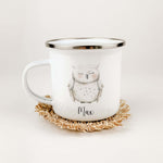 Emaille Tasse Eule-famprints-Emaille Tasse-Entdecke die wundervolle Emaille Tasse Eule – der perfekte Begleiter für kleine Eulen Liebhaber! Diese personalisierte Tasse mit dem Namen deines Kindes ist nicht nur ein liebevolles Geschenk, sondern auch ein ec