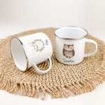 Emaille Tasse Eule-famprints-Emaille Tasse-Entdecke die wundervolle Emaille Tasse Eule – der perfekte Begleiter für kleine Eulen Liebhaber! Diese personalisierte Tasse mit dem Namen deines Kindes ist nicht nur ein liebevolles Geschenk, sondern auch ein ec