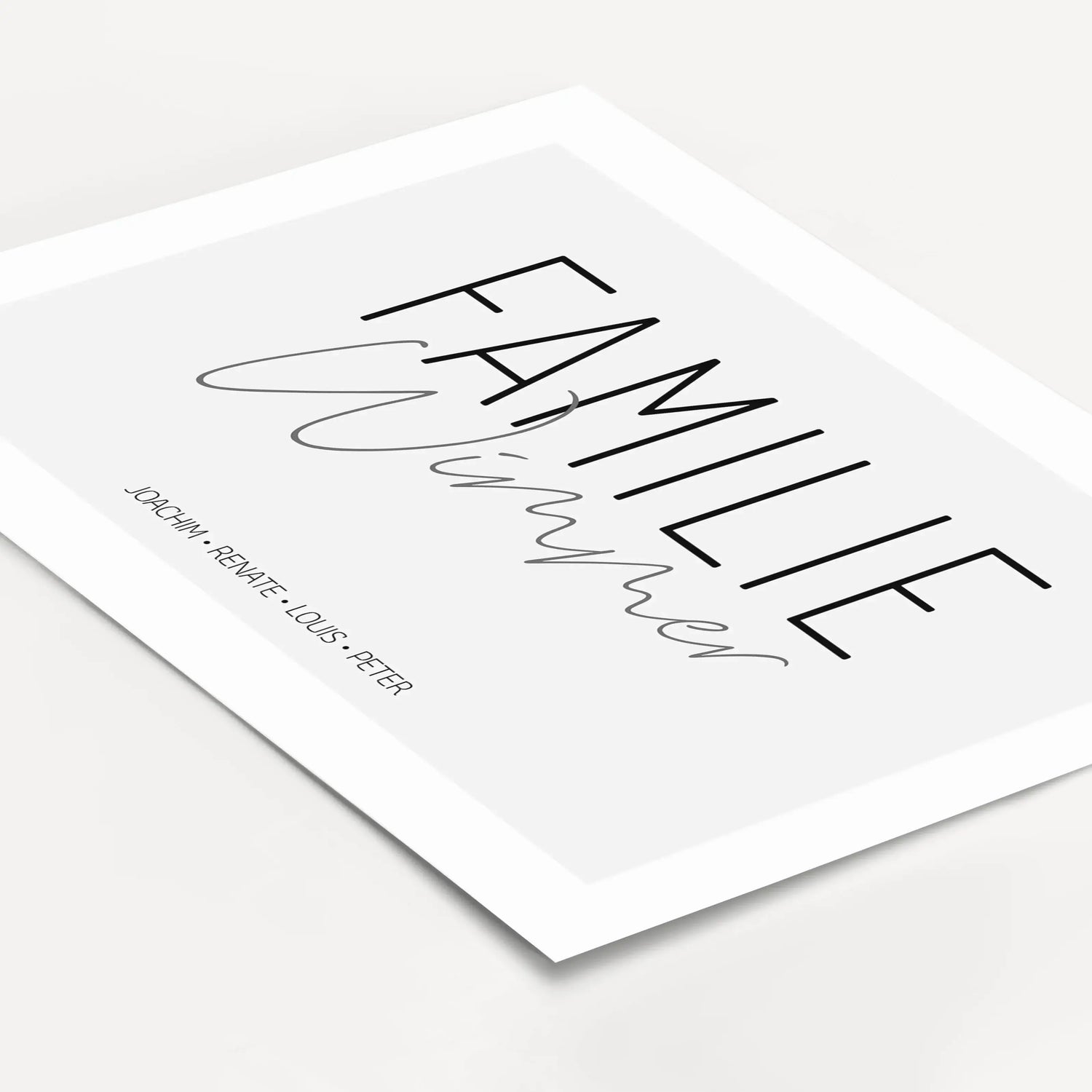 Familienposter Handschrift-famprints-Personalisiertes Poster-Auf dem stilvollen Familienposter 'Handschrift' findest du einen großen 'Familie' Schriftzug und darunter die Personalisierung mit deinem Wunschtext. In unserem Beispiel haben wir uns für den Fa