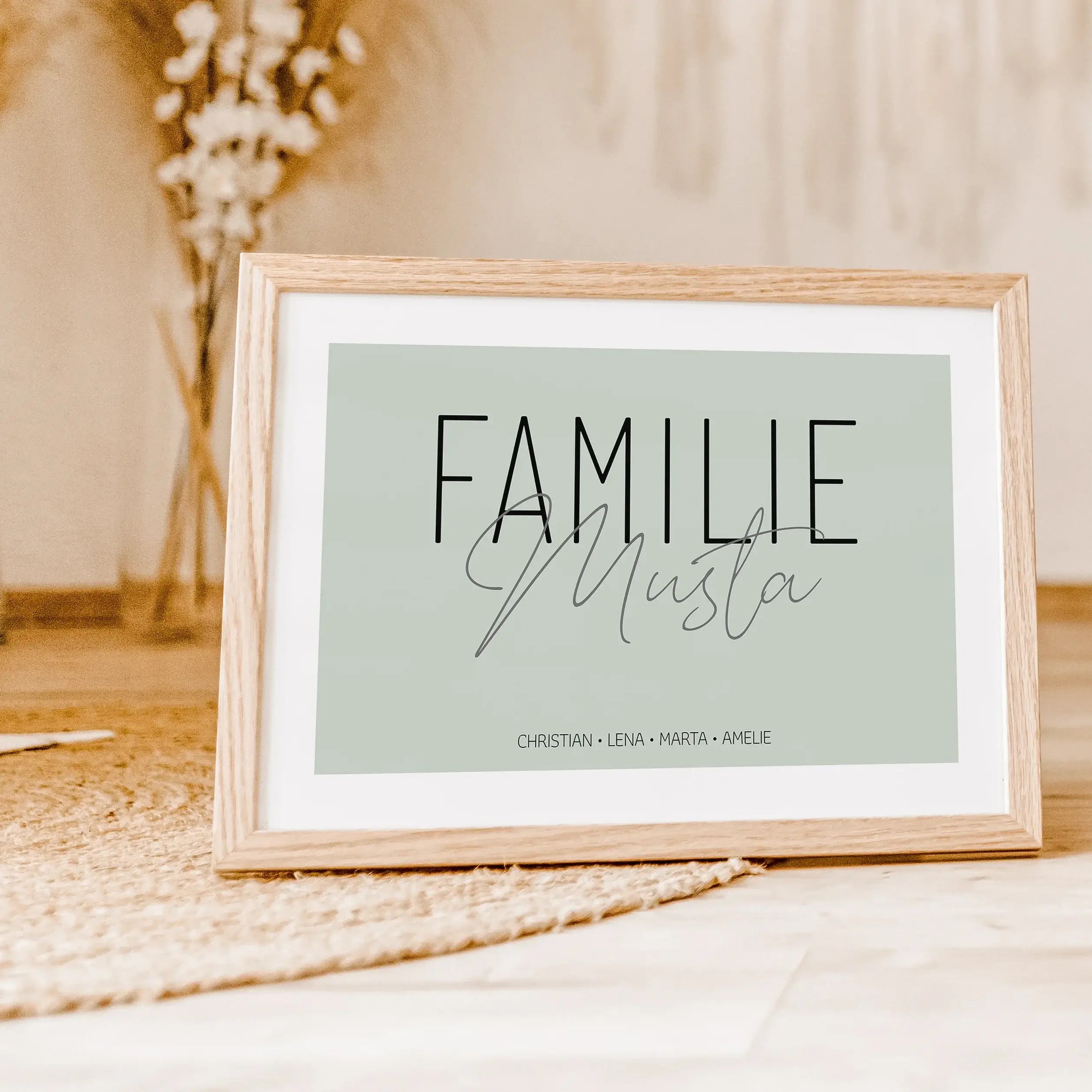 Familienposter Handschrift-famprints-Personalisiertes Poster-Auf dem stilvollen Familienposter 'Handschrift' findest du einen großen 'Familie' Schriftzug und darunter die Personalisierung mit deinem Wunschtext. In unserem Beispiel haben wir uns für den Fa