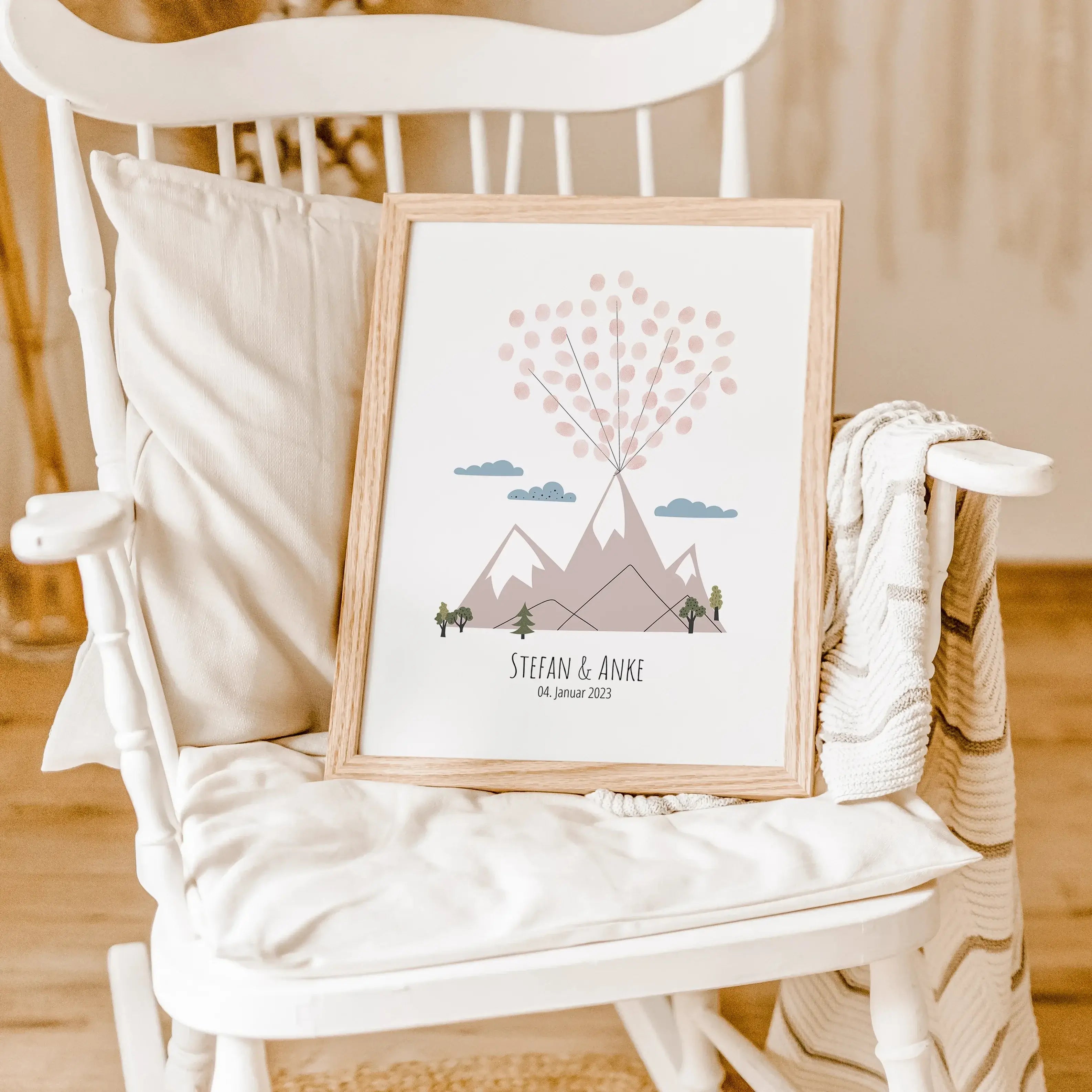 Fingerabdruck Bild 'Berge'-famprints-Personalisiertes Poster-Auf dem Fingerabdruck Bild 'Berge' befindet sich eine große Berglandschaft, wahlweise in den Farbvarianten Polish Grey, Pale Rose oder Fog Green. Am Fuß des Berges befinden sich einige kleine Bä