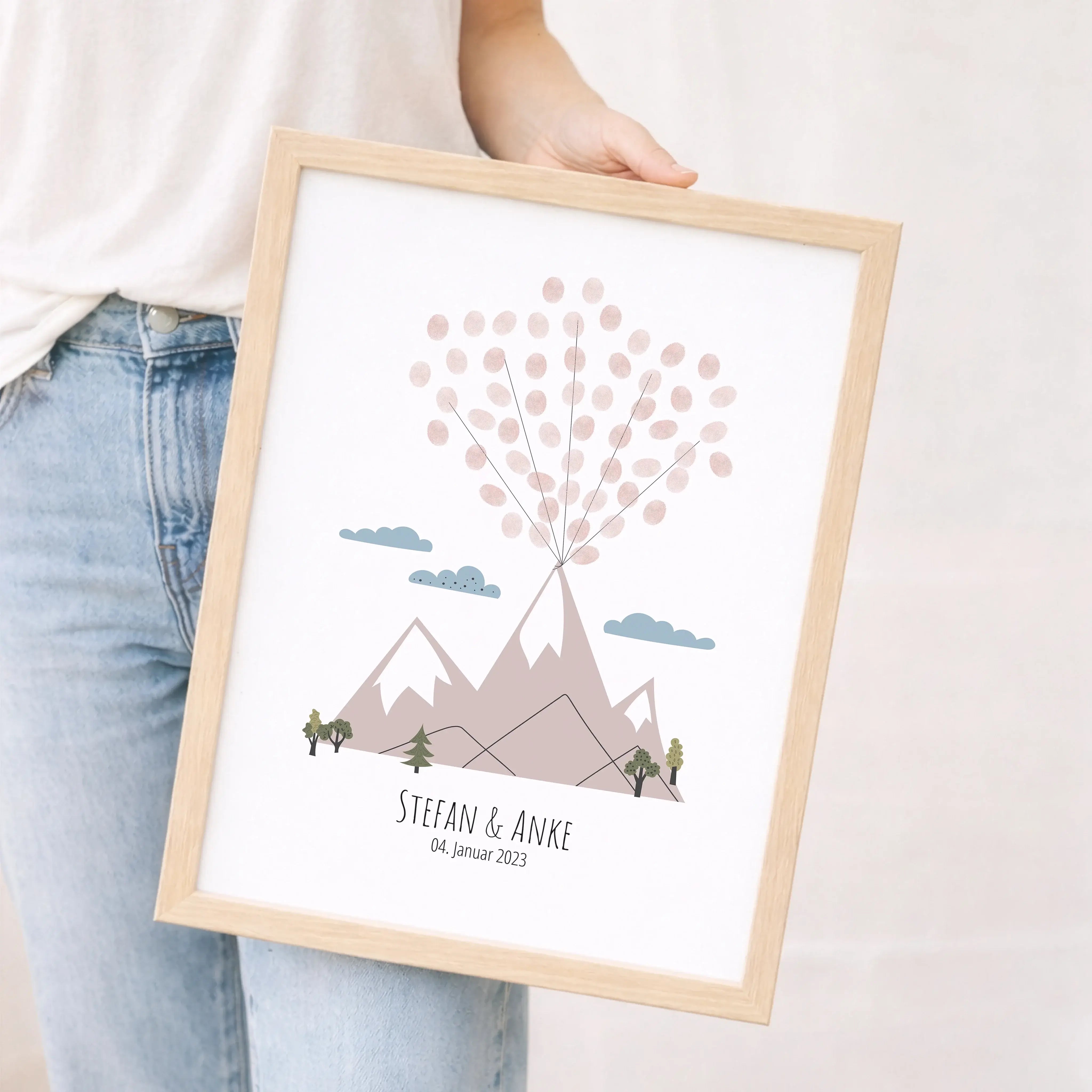 Fingerabdruck Bild 'Berge'-Personalisiertes Poster-famprints-Das Fingerabdruck Bild Berge von famprints steht für eine besondere Botschaft: Gemeinsam könnt ihr Berge versetzen. In der Illustration wird eine ruhige Berglandschaft gezeigt, die scheinbar von