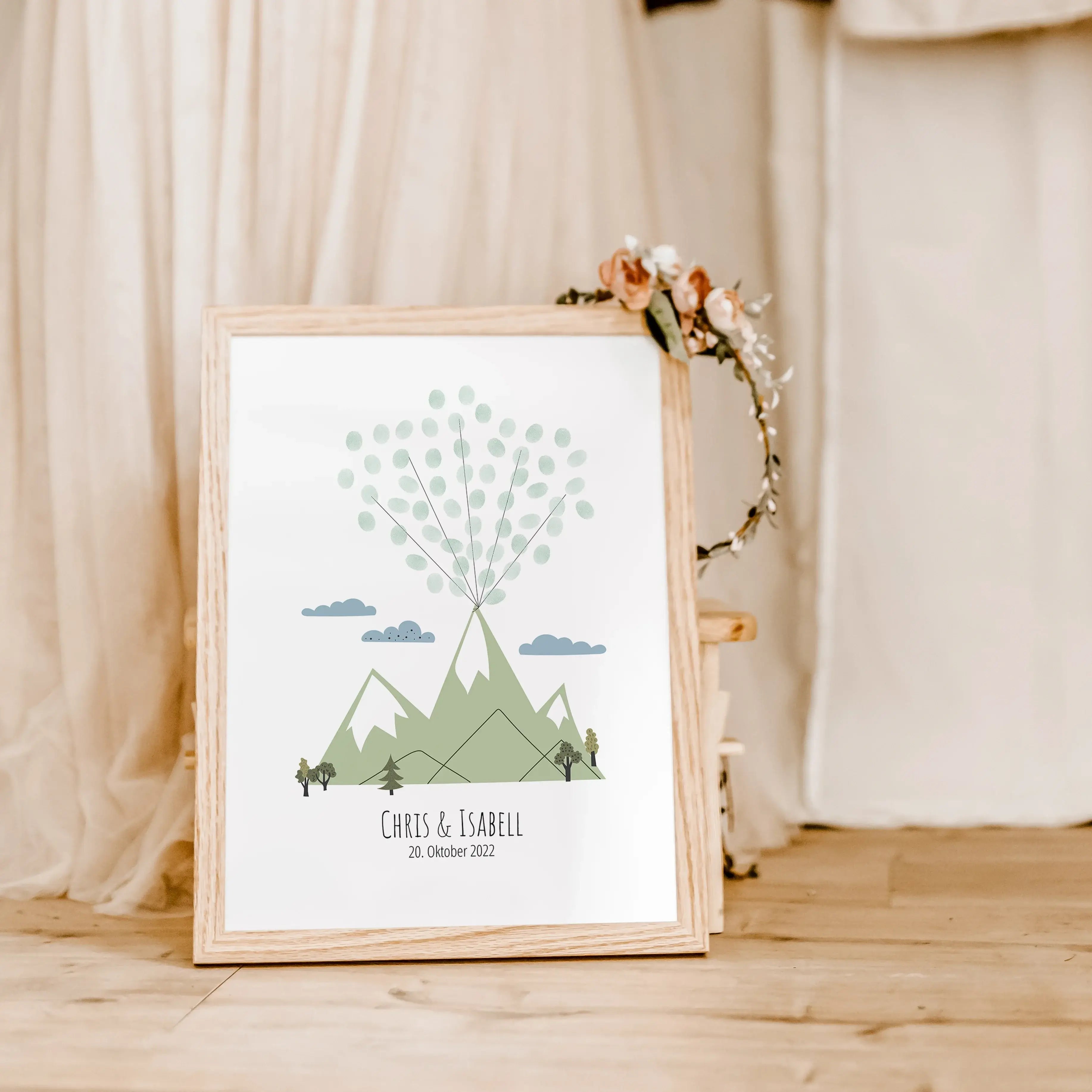 Fingerabdruck Bild 'Berge'-famprints-Personalisiertes Poster-Auf dem Fingerabdruck Bild 'Berge' befindet sich eine große Berglandschaft, wahlweise in den Farbvarianten Polish Grey, Pale Rose oder Fog Green. Am Fuß des Berges befinden sich einige kleine Bä