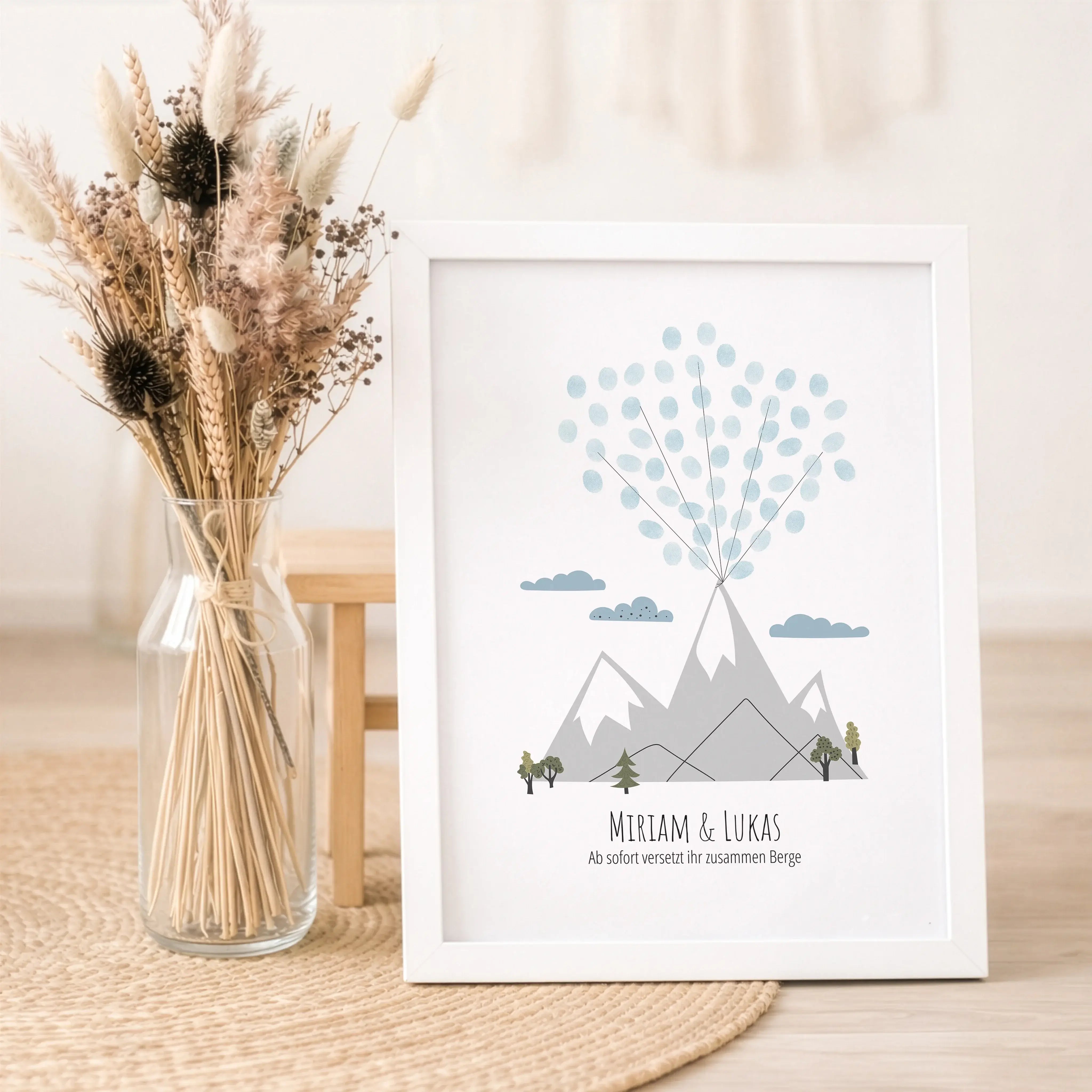 Fingerabdruck Bild 'Berge'-Personalisiertes Poster-famprints-Das Fingerabdruck Bild Berge von famprints steht für eine besondere Botschaft: Gemeinsam könnt ihr Berge versetzen. In der Illustration wird eine ruhige Berglandschaft gezeigt, die scheinbar von