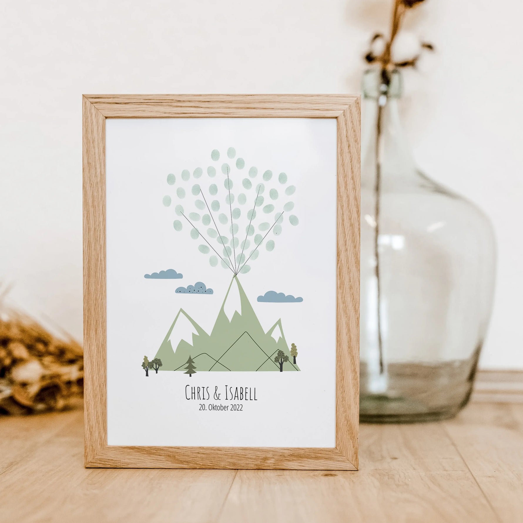Fingerabdruck Bild 'Berge'-famprints-Personalisiertes Poster-Auf dem Fingerabdruck Bild 'Berge' befindet sich eine große Berglandschaft, wahlweise in den Farbvarianten Polish Grey, Pale Rose oder Fog Green. Am Fuß des Berges befinden sich einige kleine Bä