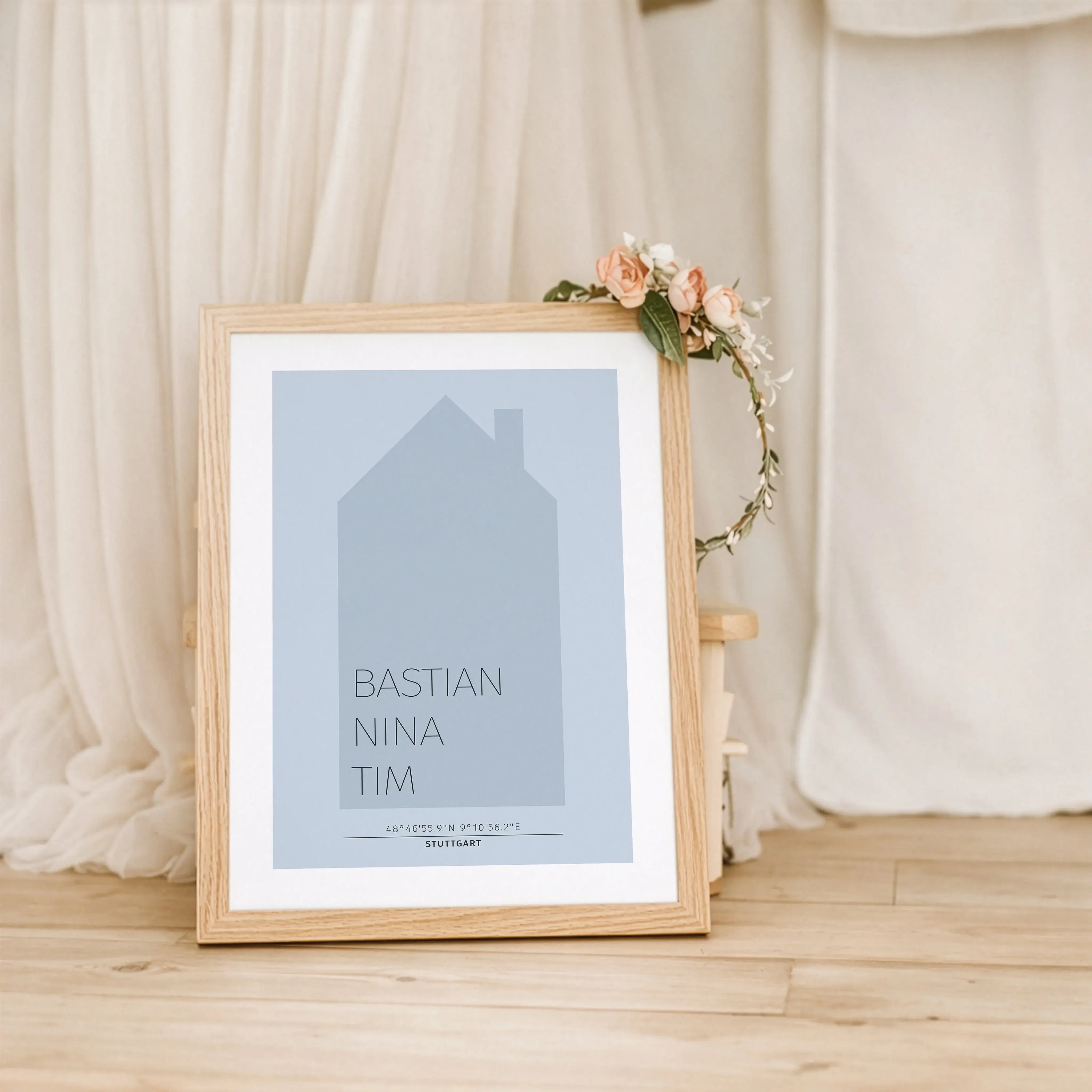 Familienposter Haus-Personalisiertes Poster-famprints-Das Familienposter Haus von famprints ist eine persönliche Wanddekoration für alle, die zeigen möchten, wer zusammengehört. Das klare Hausmotiv bildet den Mittelpunkt und wird mit den Namen der Mensche
