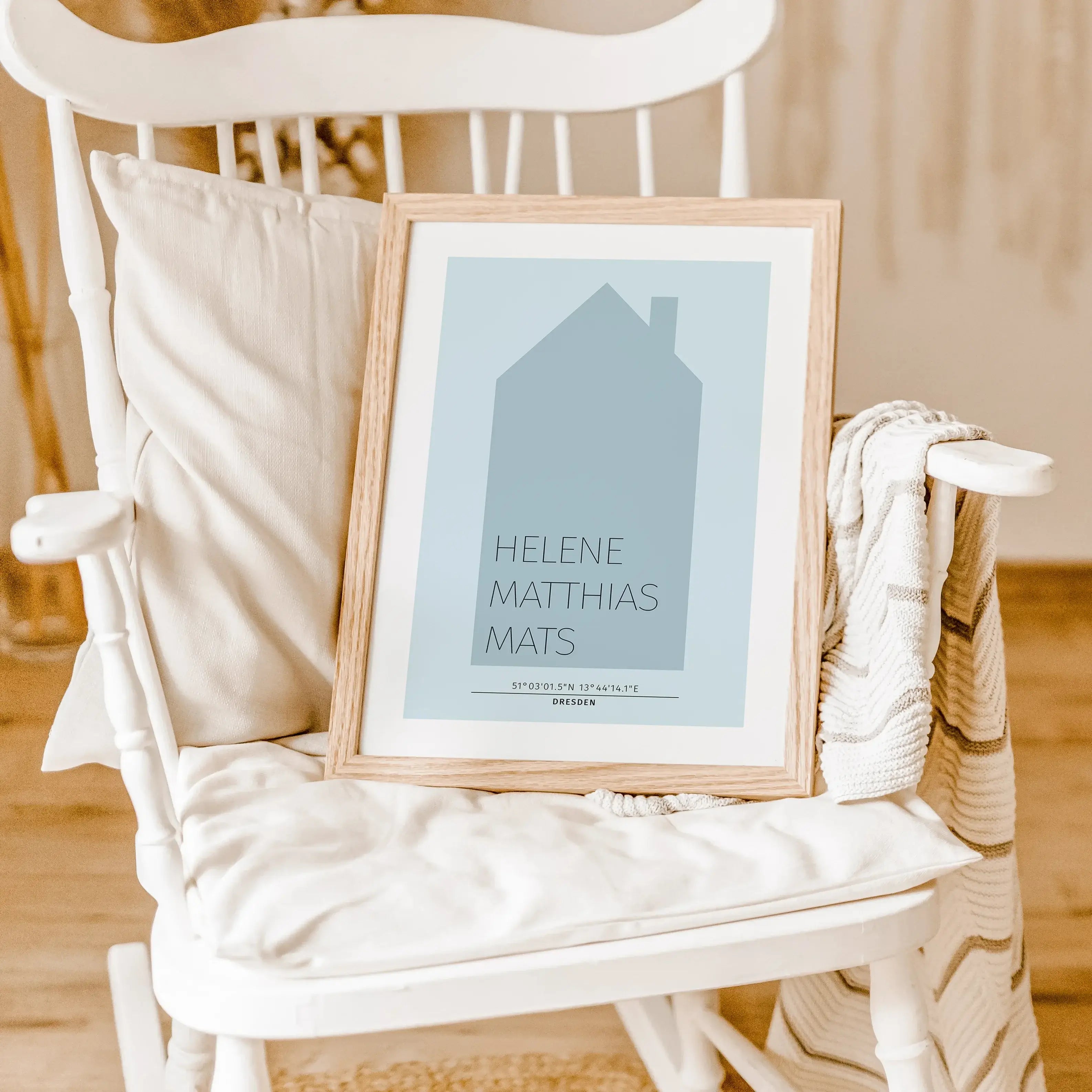 Familienposter Haus-famprints-Personalisiertes Poster-Auf dem Familienposter Haus findest du die Silhouette von einem Haus in unterschiedlichen Farben. Das Haus kann mit deinem Wunschtext personalisiert werden. In unserem Beispiel haben wir uns für die Na