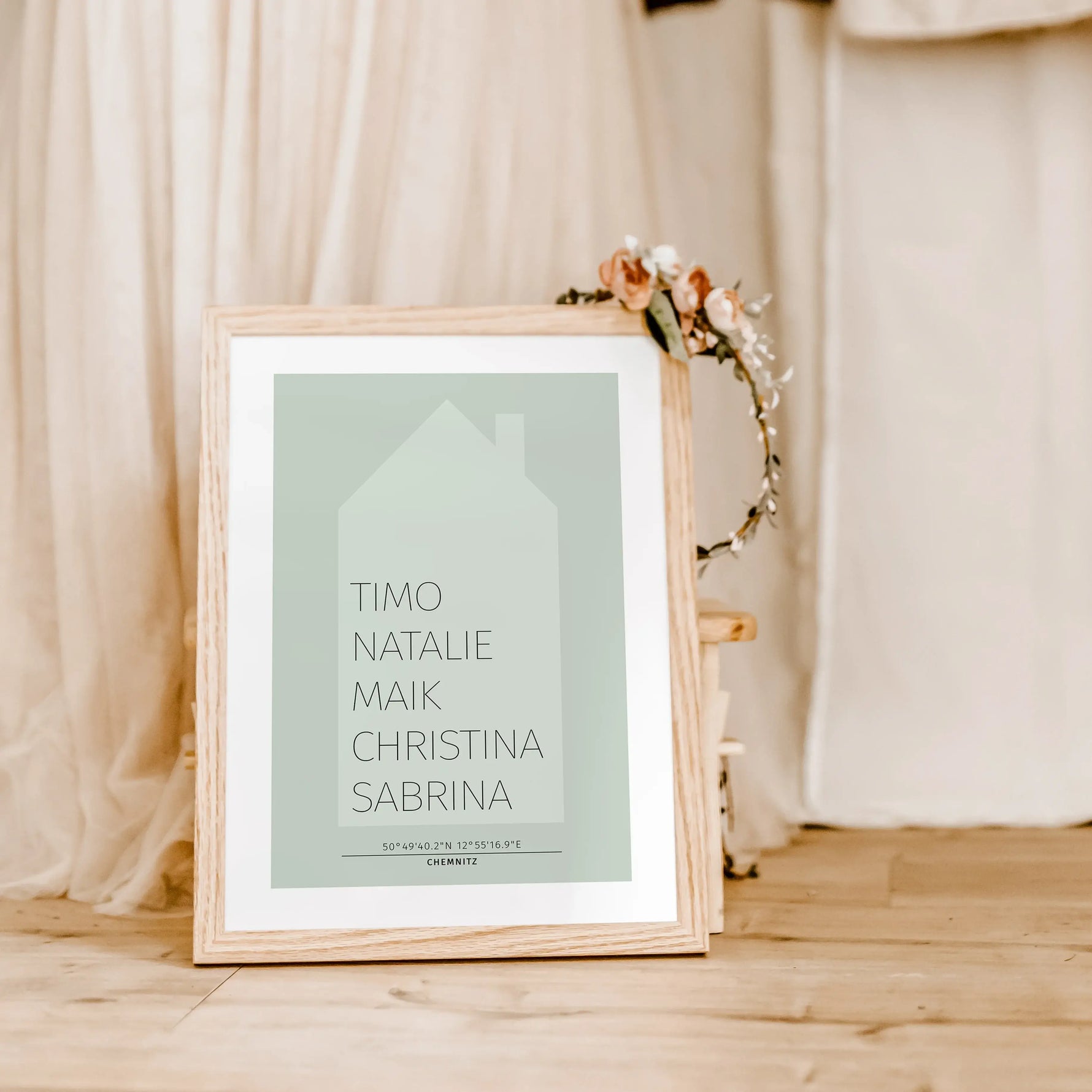 Familienposter Haus-famprints-Personalisiertes Poster-Auf dem Familienposter Haus findest du die Silhouette von einem Haus in unterschiedlichen Farben. Das Haus kann mit deinem Wunschtext personalisiert werden. In unserem Beispiel haben wir uns für die Na