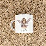 Emaille Tasse Fee-famprints-Emaille Tasse-Entdecke die bezaubernde Emaille Tasse Fee – ein perfektes Geschenk für kleine Feen Liebhaber! Diese personalisierte Tasse wird mit dem Namen des Kindes bedruckt und zeigt eine niedliche kleine Fee in wunderschöne