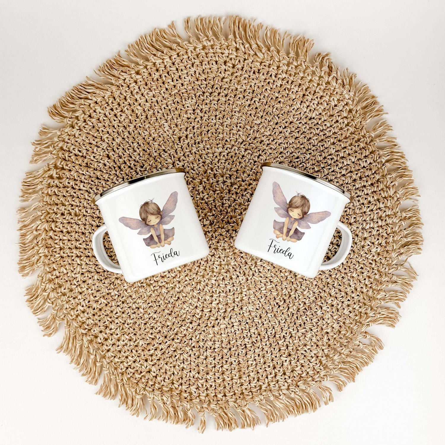 Emaille Tasse Fee-famprints-Emaille Tasse-Entdecke die bezaubernde Emaille Tasse Fee – ein perfektes Geschenk für kleine Feen Liebhaber! Diese personalisierte Tasse wird mit dem Namen des Kindes bedruckt und zeigt eine niedliche kleine Fee in wunderschöne