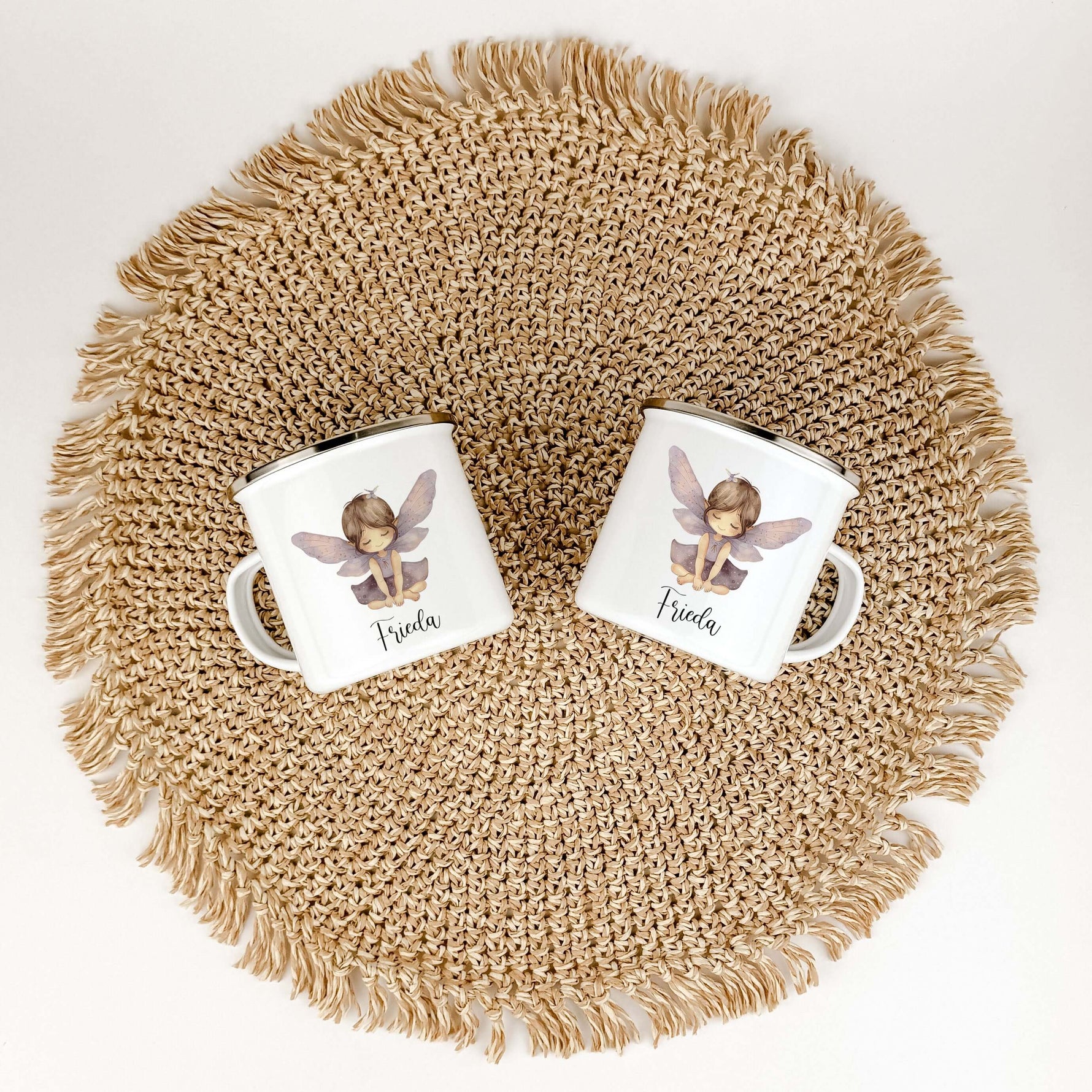 Emaille Tasse Fee-famprints-Emaille Tasse-Entdecke die bezaubernde Emaille Tasse Fee – ein perfektes Geschenk für kleine Feen Liebhaber! Diese personalisierte Tasse wird mit dem Namen des Kindes bedruckt und zeigt eine niedliche kleine Fee in wunderschöne