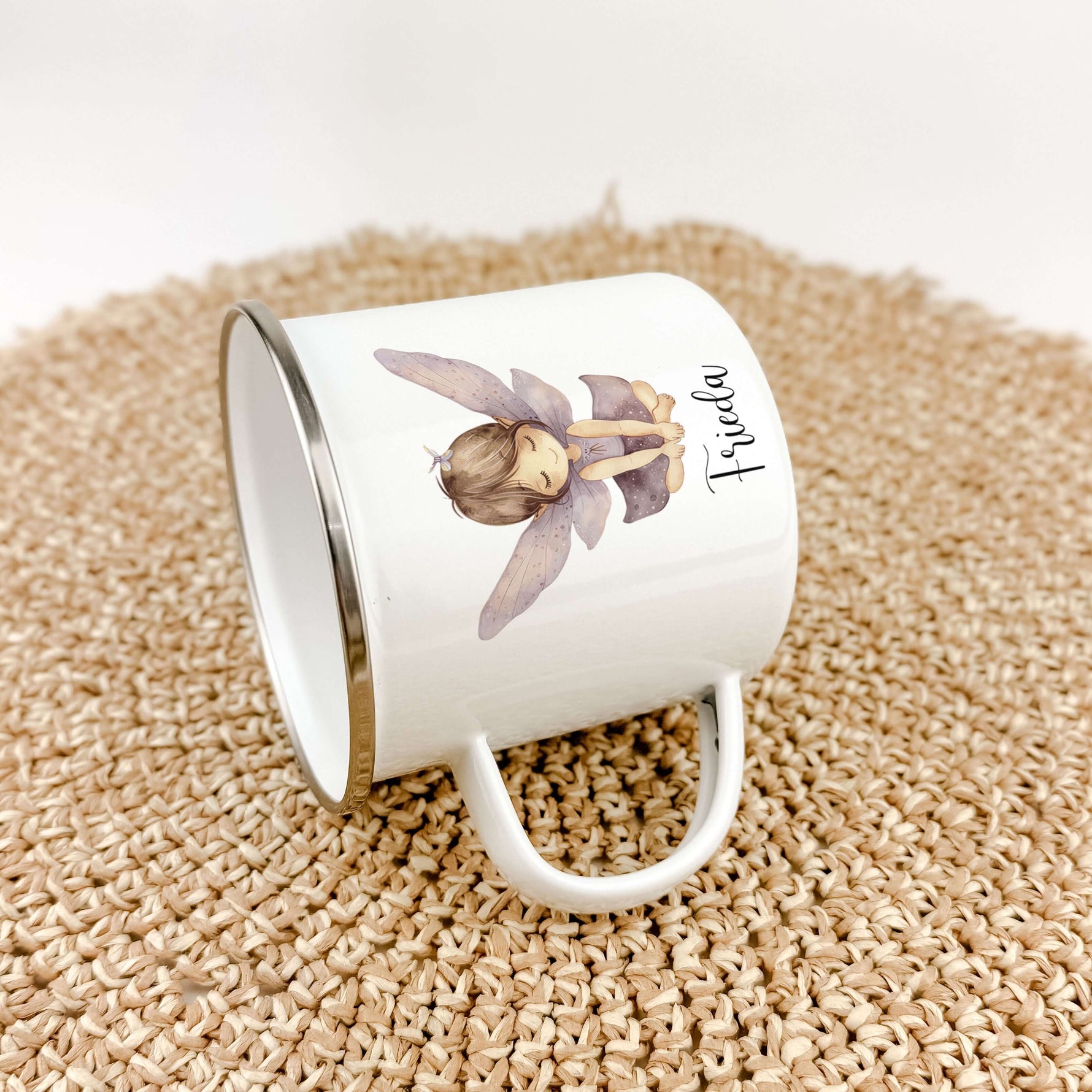 Emaille Tasse Fee-famprints-Emaille Tasse-Entdecke die bezaubernde Emaille Tasse Fee – ein perfektes Geschenk für kleine Feen Liebhaber! Diese personalisierte Tasse wird mit dem Namen des Kindes bedruckt und zeigt eine niedliche kleine Fee in wunderschöne