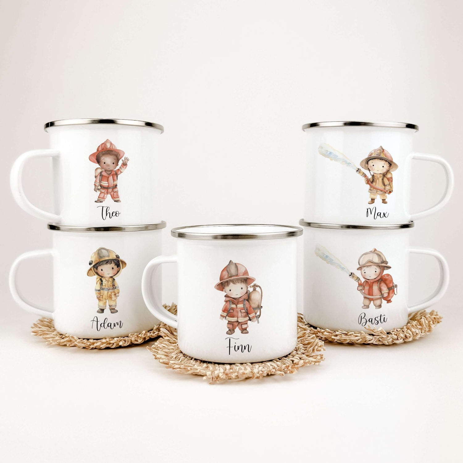 Emaille Tasse Feuerwehrmann-famprints-Emaille Tasse-Die personalisierte Emaille Tasse Feuerwehrmann ist das perfekte Geschenk für Kinder. Mit einem mutigen Feuerwehrmann in Aquarell Optik bedruckt, bietet sie 5 verschiedene Varianten zur Auswahl. Der bril