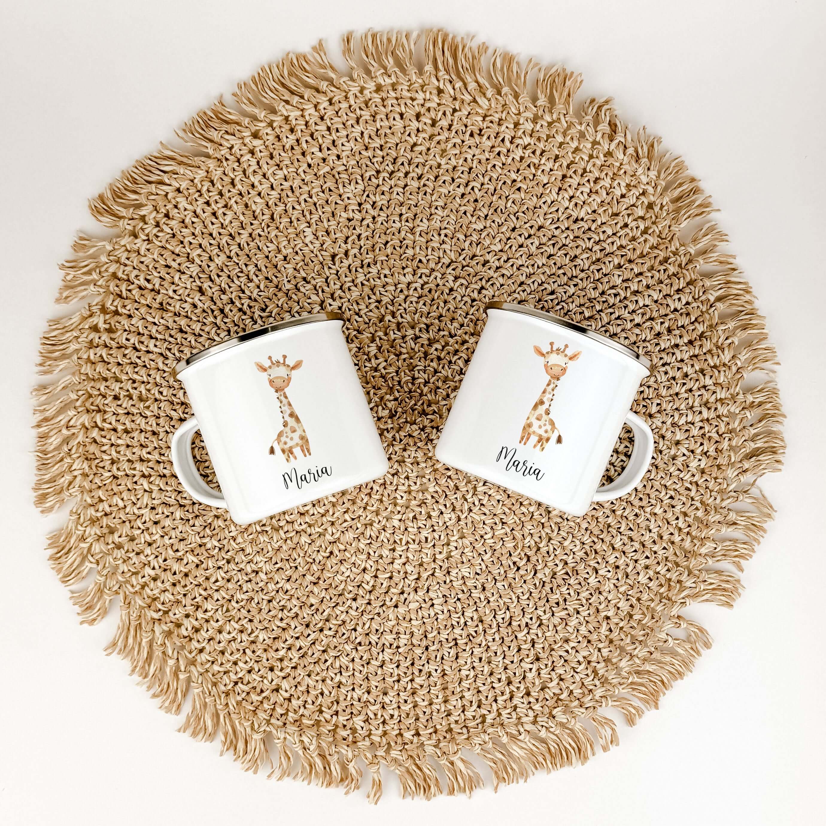 Emaille Tasse Giraffe No2-famprints-Emaille Tasse-Entdecke die zauberhafte Emaille Tasse Giraffe No2 – der perfekte Begleiter für kleine Entdecker und große Abenteuer! Diese personalisierte Tasse bringt nicht nur Freude ins Kinderzimmer, sondern auch ein