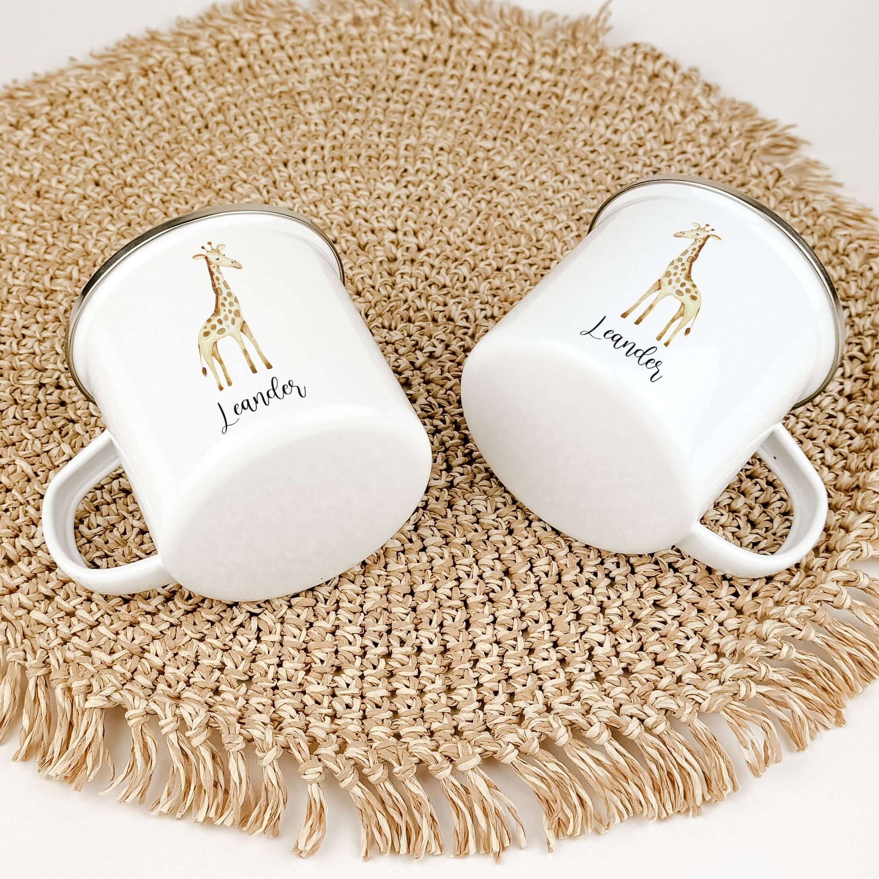 Emaille Tasse Giraffe No1-famprints-Emaille Tasse-Entdecke die bezaubernde Emaille Tasse Giraffe – der perfekte Begleiter für kleine Abenteurer! Mit einem Füllinhalt von 300 ml ist sie ideal für heiße Schokoladen, Saft oder Wasser. Personalisierbar mit de