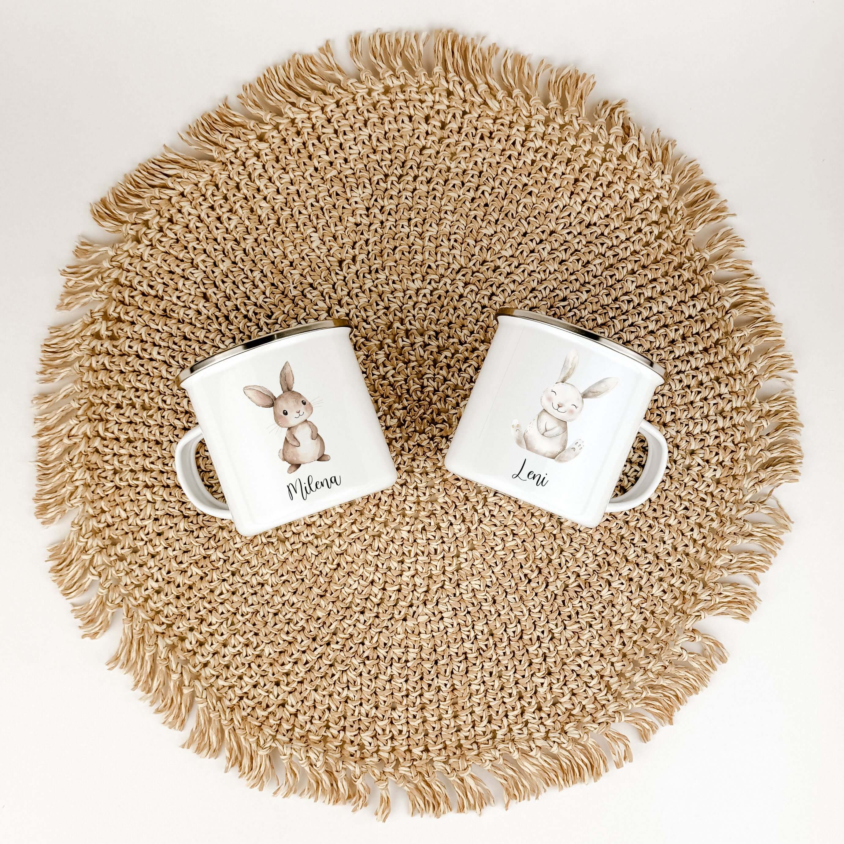 Emaille Tasse Hase-famprints-Emaille Tasse-Entdecke die zauberhafte Emaille Tasse Hase, die nicht nur durch ihr niedliches Design begeistert, sondern auch durch ihre persönliche Note. Diese Tasse bringt Kinderaugen zum Strahlen und macht jedes Getränk zu