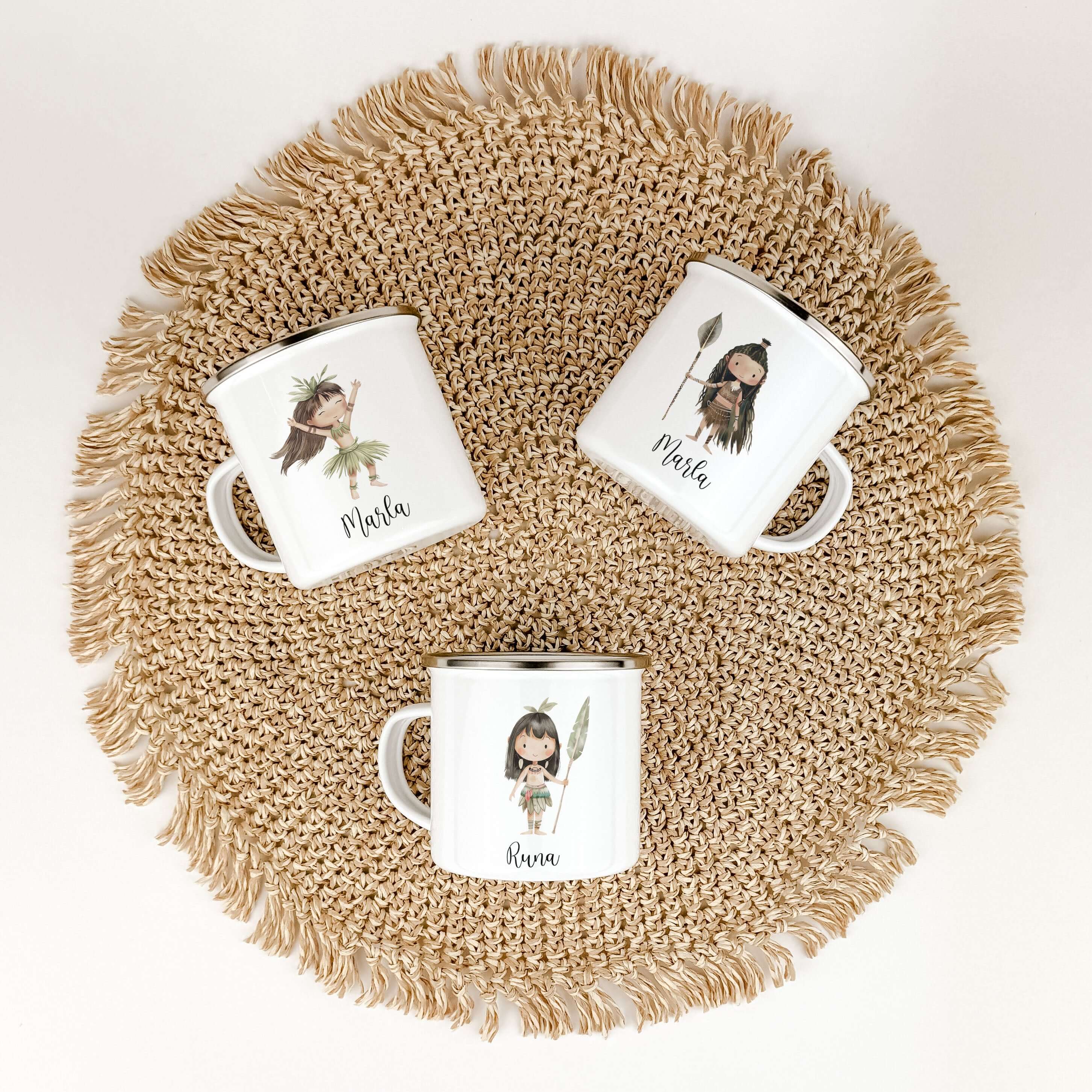 Emaille Tasse Indianerin-famprints-Emaille Tasse-Entdecke die zauberhafte Emaille Tasse mit einem liebevollen Aquarell-Motiv einer Indianerin, die nicht nur funktional, sondern auch ein echter Hingucker ist. Diese personalisierte Tasse bringt Freude in de
