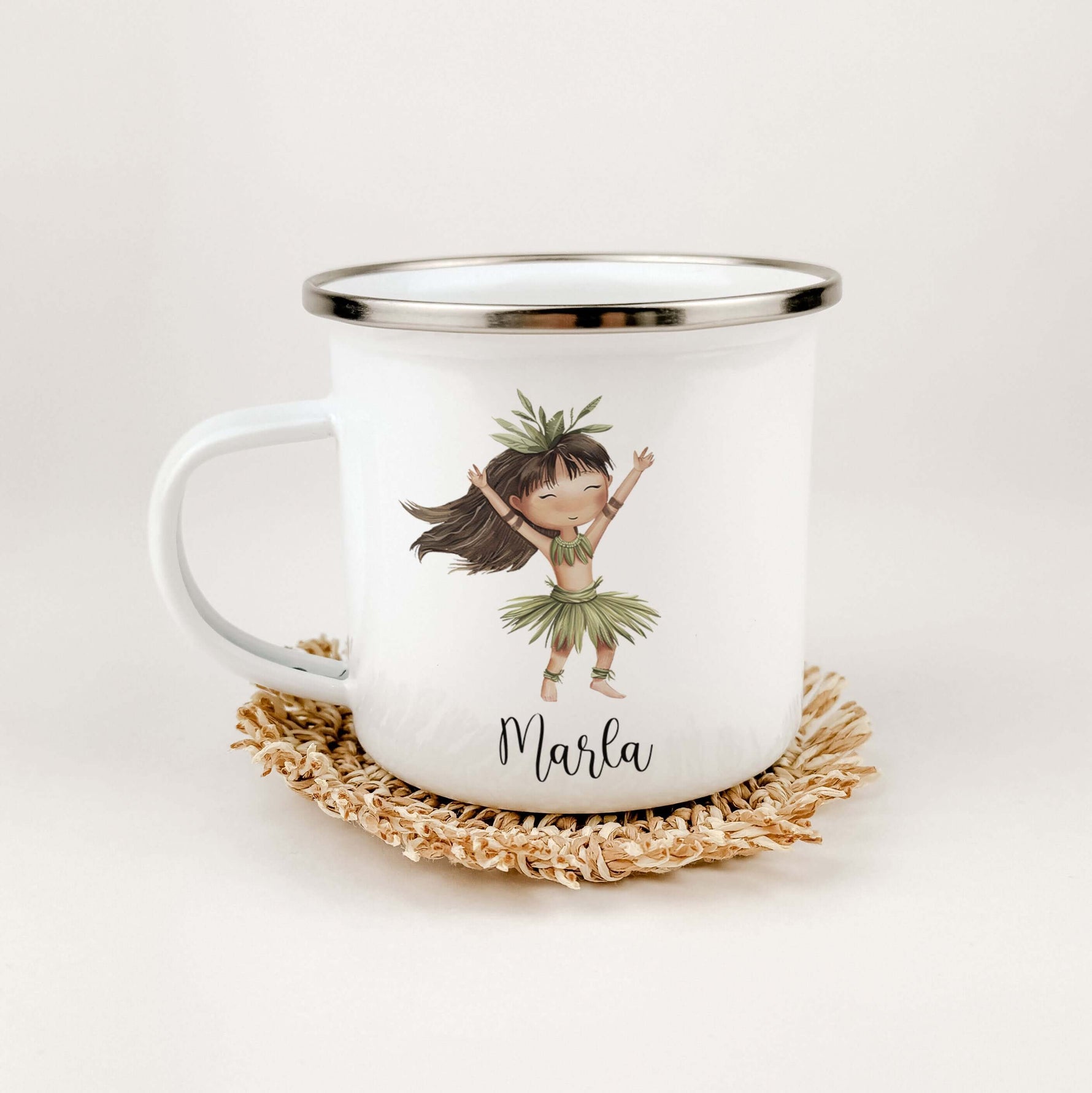 Emaille Tasse Indianerin-famprints-Emaille Tasse-Entdecke die zauberhafte Emaille Tasse mit einem liebevollen Aquarell-Motiv einer Indianerin, die nicht nur funktional, sondern auch ein echter Hingucker ist. Diese personalisierte Tasse bringt Freude in de