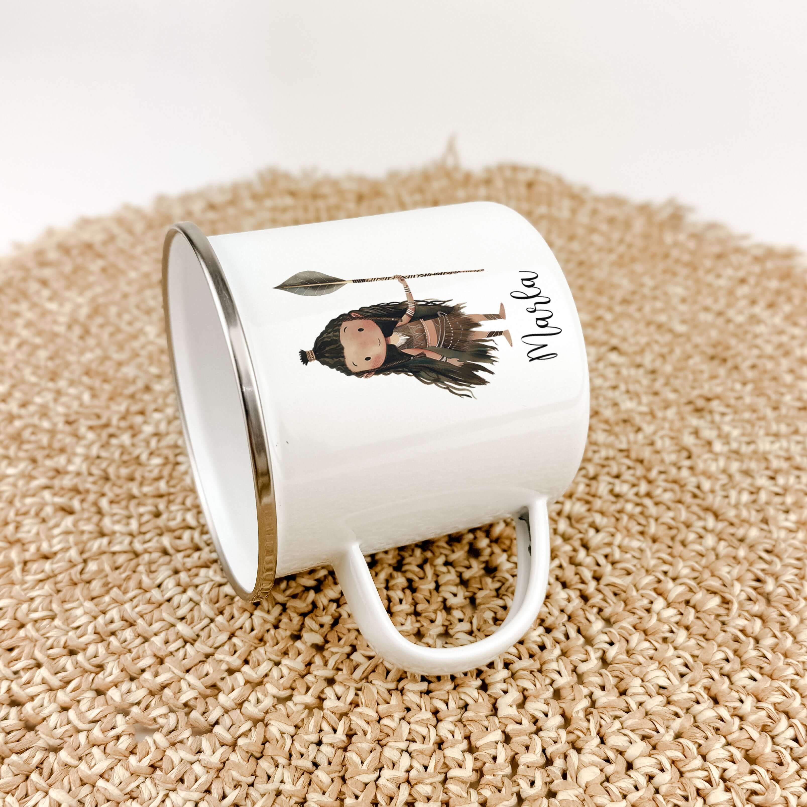Emaille Tasse Indianerin-famprints-Emaille Tasse-Entdecke die zauberhafte Emaille Tasse mit einem liebevollen Aquarell-Motiv einer Indianerin, die nicht nur funktional, sondern auch ein echter Hingucker ist. Diese personalisierte Tasse bringt Freude in de