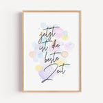 Poster 'Jetzt ist die beste Zeit'-famprints-Poster-Das 'Jetzt ist die beste Zeit' Kinder Poster zeigt wie toll die Kindheit doch ist. Unbeschwert spielen ohne sich Gedanken über etwas machen zu müssen. Auf dem Kinder Poster befindet sich der schwarze hand