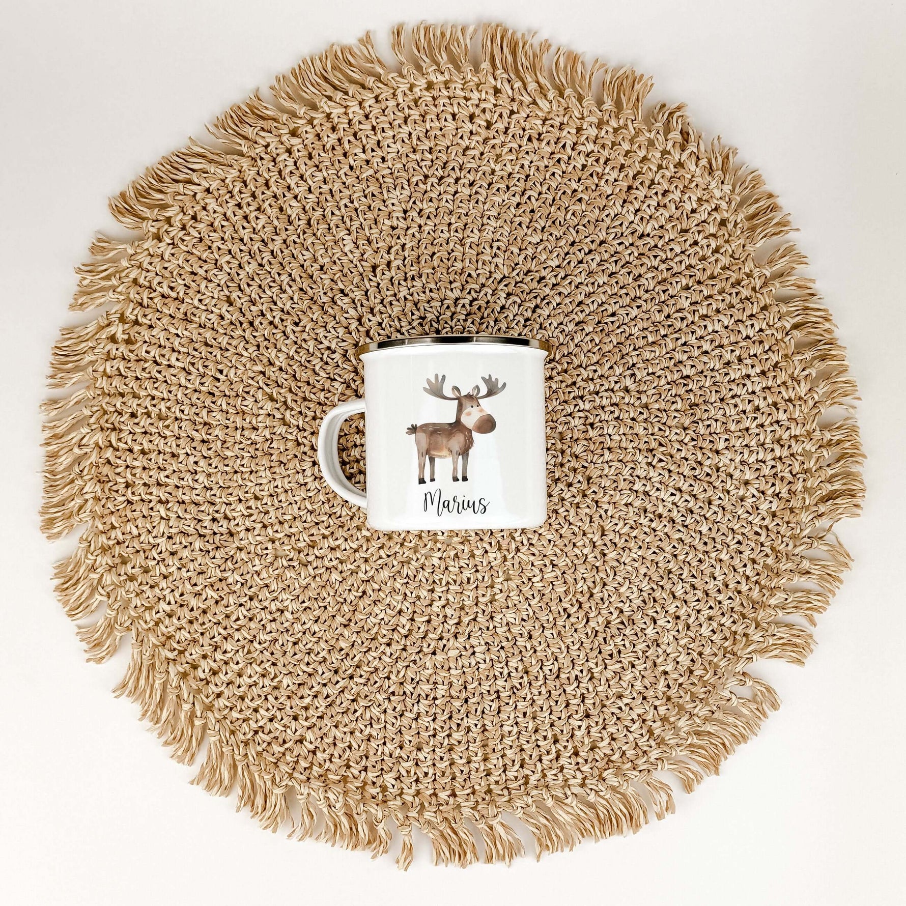 Emaille Tasse Elch-famprints-Emaille Tasse-Entdecke die zauberhafte Emaille Tasse Elch – das perfekte Geschenk für kleine Tier Liebhaber! Diese liebevoll personalisierte Tasse mit dem Namen deines Kindes und einem süßen Elch in Aquarell-Optik verleiht jed
