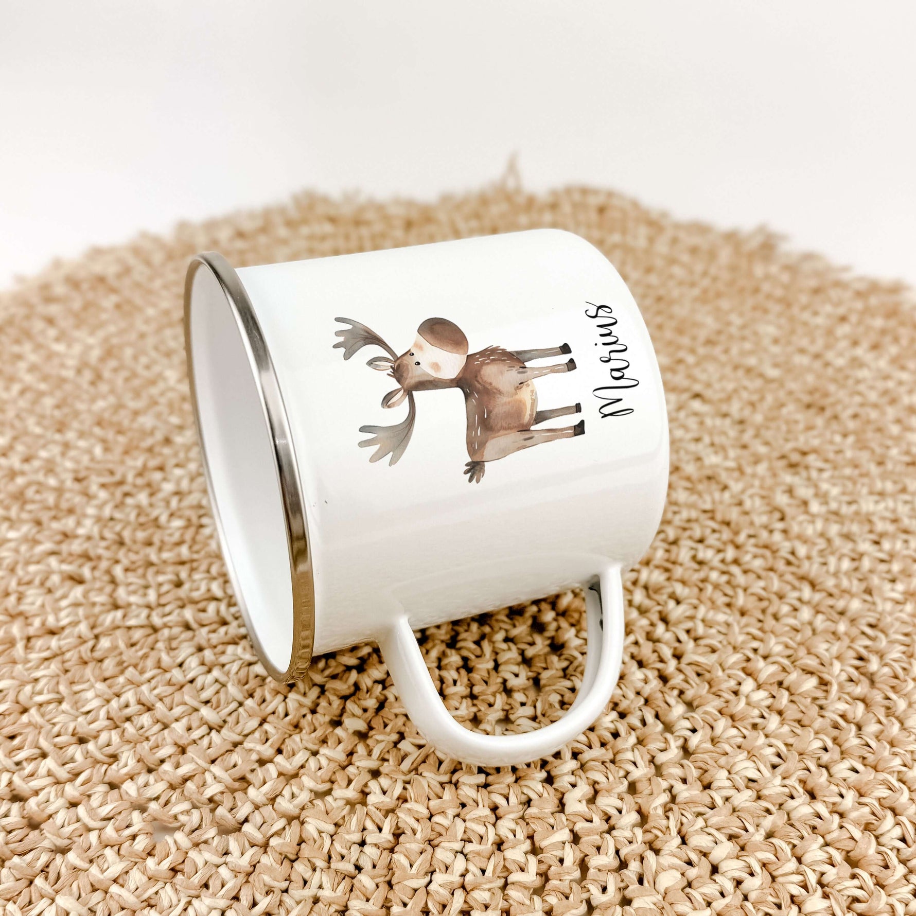 Emaille Tasse Elch-famprints-Emaille Tasse-Entdecke die zauberhafte Emaille Tasse Elch – das perfekte Geschenk für kleine Tier Liebhaber! Diese liebevoll personalisierte Tasse mit dem Namen deines Kindes und einem süßen Elch in Aquarell-Optik verleiht jed