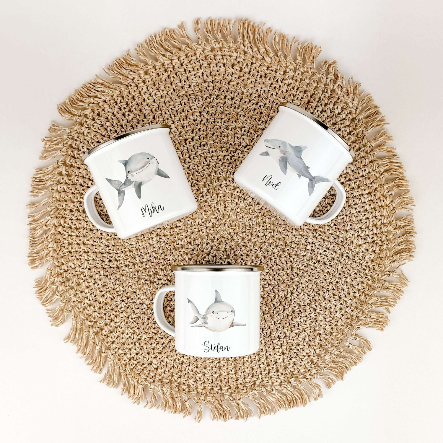 Emaille Tasse Hai-famprints-Emaille Tasse-Entdecke die perfekte Kindertasse für kleine Abenteurer! Unsere personalisierte Emaille Tasse mit einem bezaubernden Hai-Motiv in Aquarell-Optik bringt nicht nur Freude, sondern auch ein Stück Unterwasserwelt dire
