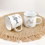 Emaille Tasse Hai-famprints-Emaille Tasse-Entdecke die perfekte Kindertasse für kleine Abenteurer! Unsere personalisierte Emaille Tasse mit einem bezaubernden Hai-Motiv in Aquarell-Optik bringt nicht nur Freude, sondern auch ein Stück Unterwasserwelt dire
