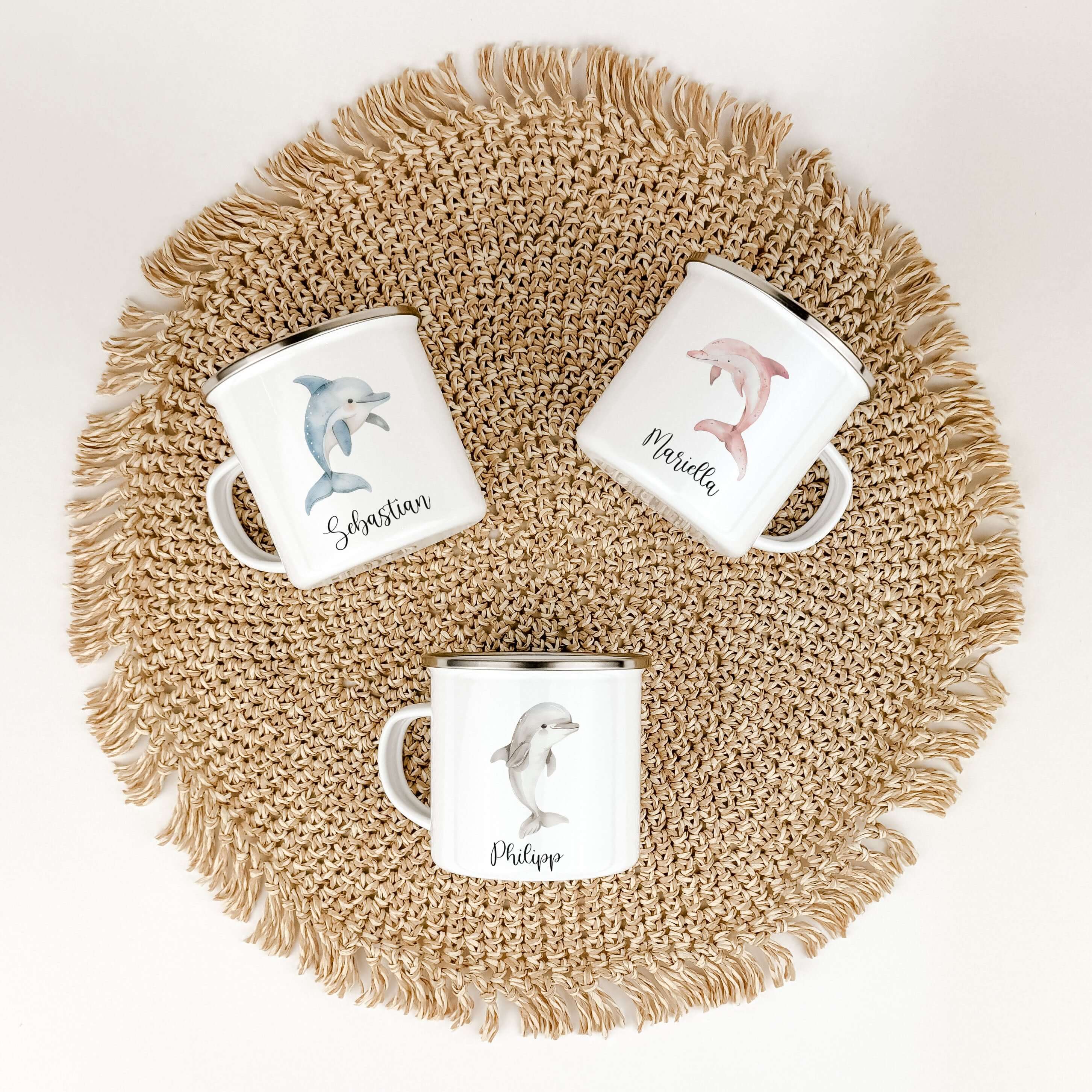 Emaille Tasse Delfin-famprints-Emaille Tasse-Entdecke die einzigartige Emaille Tasse Delfin, personalisiert mit dem Namen deines Kindes! Mit einem süßen Delfin in Aquarell Optik bedruckt, gibt es drei verschiedene Varianten zur Auswahl. Der brillante und
