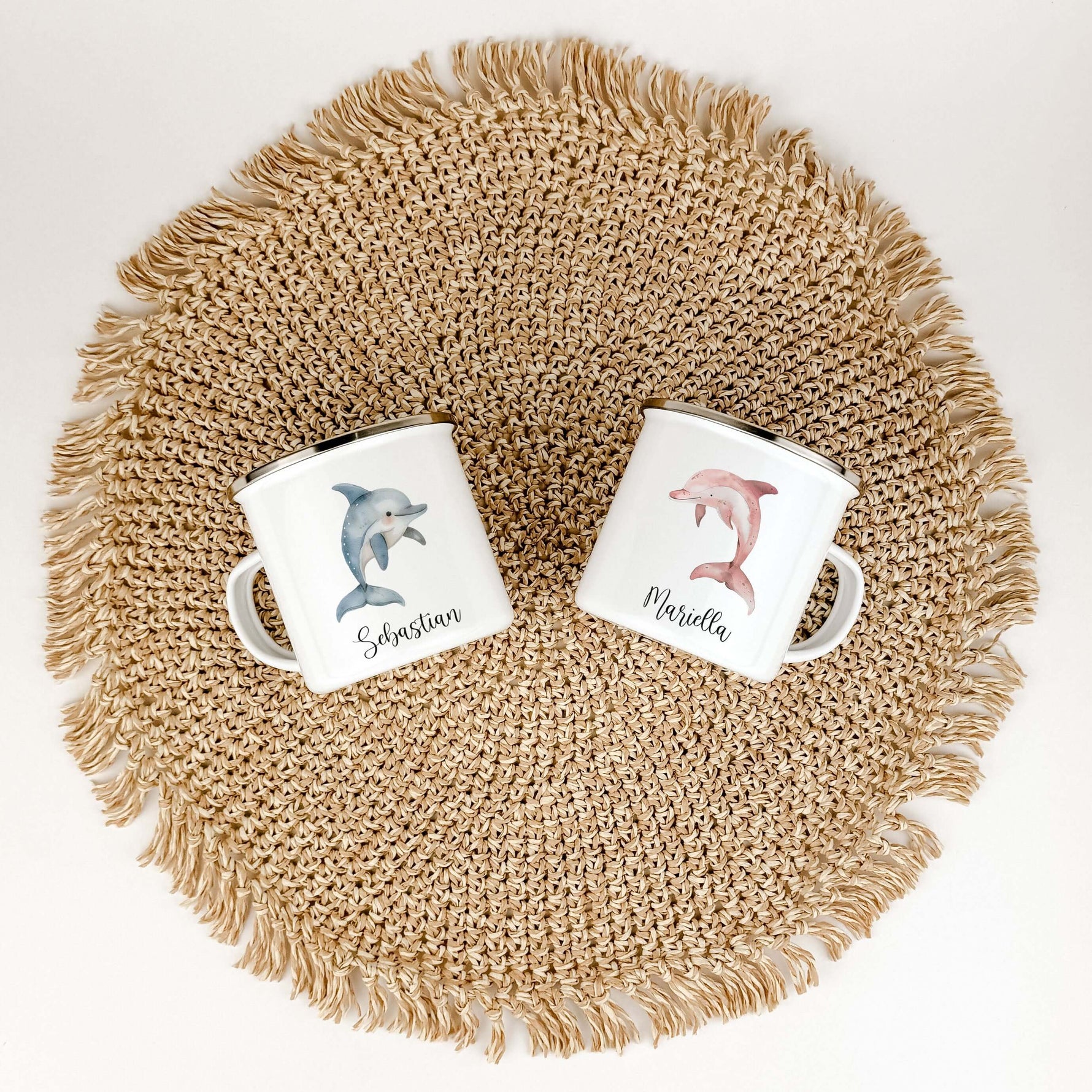 Emaille Tasse Delfin-famprints-Emaille Tasse-Entdecke die einzigartige Emaille Tasse Delfin, personalisiert mit dem Namen deines Kindes! Mit einem süßen Delfin in Aquarell Optik bedruckt, gibt es drei verschiedene Varianten zur Auswahl. Der brillante und