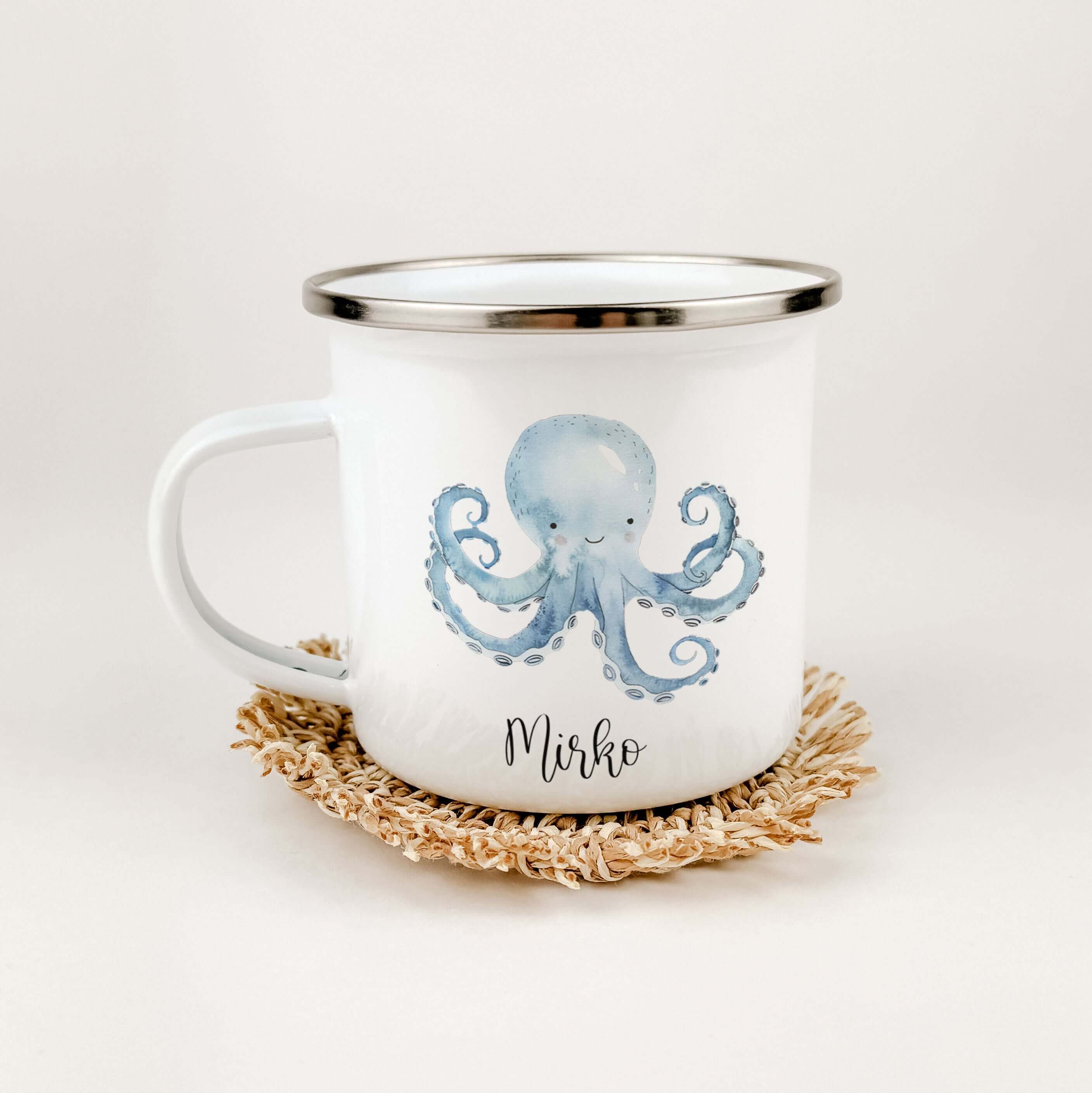 Emaille Tasse Krake-famprints-Emaille Tasse-Entdecke die zauberhafte Emaille Tasse mit einer süßen Krake, die nicht nur ein praktisches Trinkgefäß ist, sondern auch das Herz deines Kindes höherschlagen lässt. Mit jedem Schluck aus dieser liebevoll gestalt