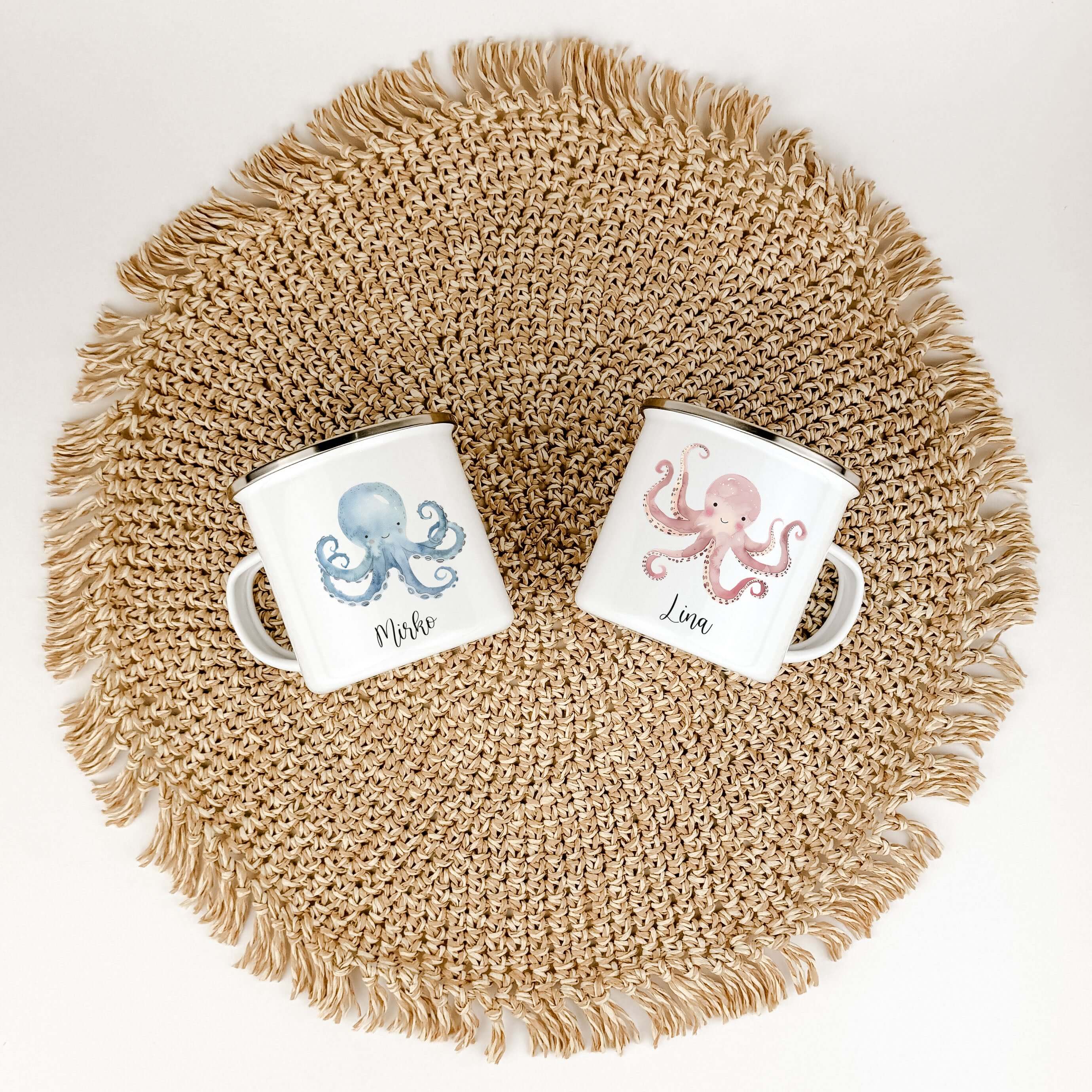 Emaille Tasse Krake-famprints-Emaille Tasse-Entdecke die zauberhafte Emaille Tasse mit einer süßen Krake, die nicht nur ein praktisches Trinkgefäß ist, sondern auch das Herz deines Kindes höherschlagen lässt. Mit jedem Schluck aus dieser liebevoll gestalt