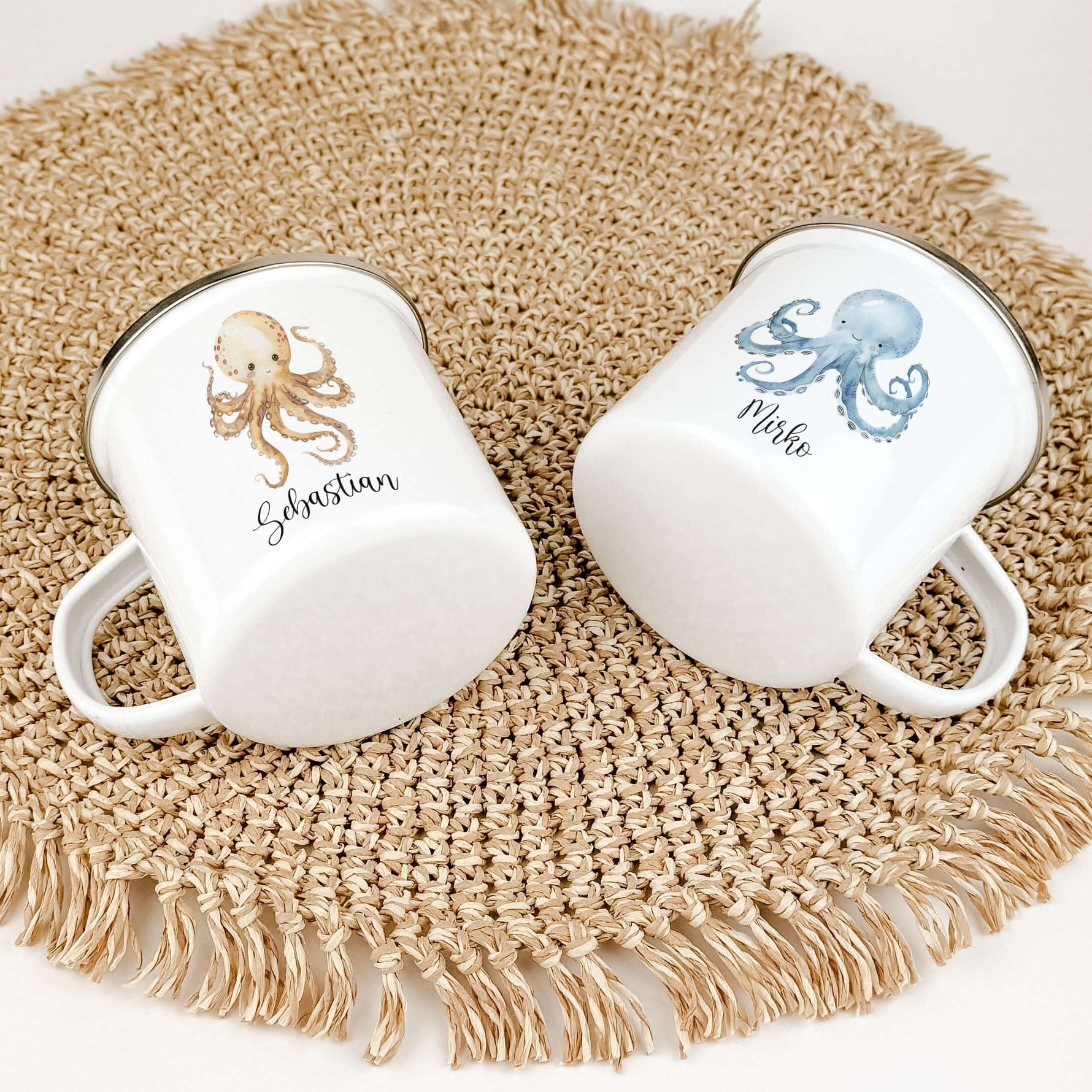 Emaille Tasse Krake-famprints-Emaille Tasse-Entdecke die zauberhafte Emaille Tasse mit einer süßen Krake, die nicht nur ein praktisches Trinkgefäß ist, sondern auch das Herz deines Kindes höherschlagen lässt. Mit jedem Schluck aus dieser liebevoll gestalt