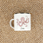 Emaille Tasse Krake-famprints-Emaille Tasse-Entdecke die zauberhafte Emaille Tasse mit einer süßen Krake, die nicht nur ein praktisches Trinkgefäß ist, sondern auch das Herz deines Kindes höherschlagen lässt. Mit jedem Schluck aus dieser liebevoll gestalt