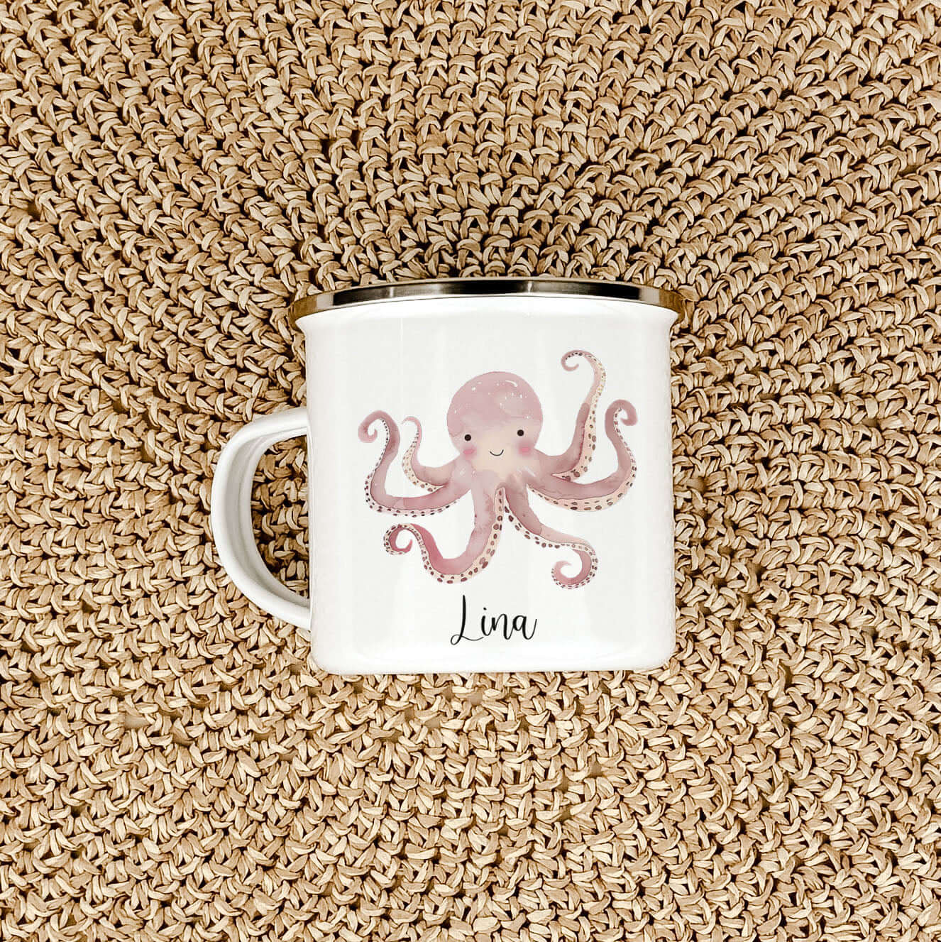 Emaille Tasse Krake-famprints-Emaille Tasse-Entdecke die zauberhafte Emaille Tasse mit einer süßen Krake, die nicht nur ein praktisches Trinkgefäß ist, sondern auch das Herz deines Kindes höherschlagen lässt. Mit jedem Schluck aus dieser liebevoll gestalt