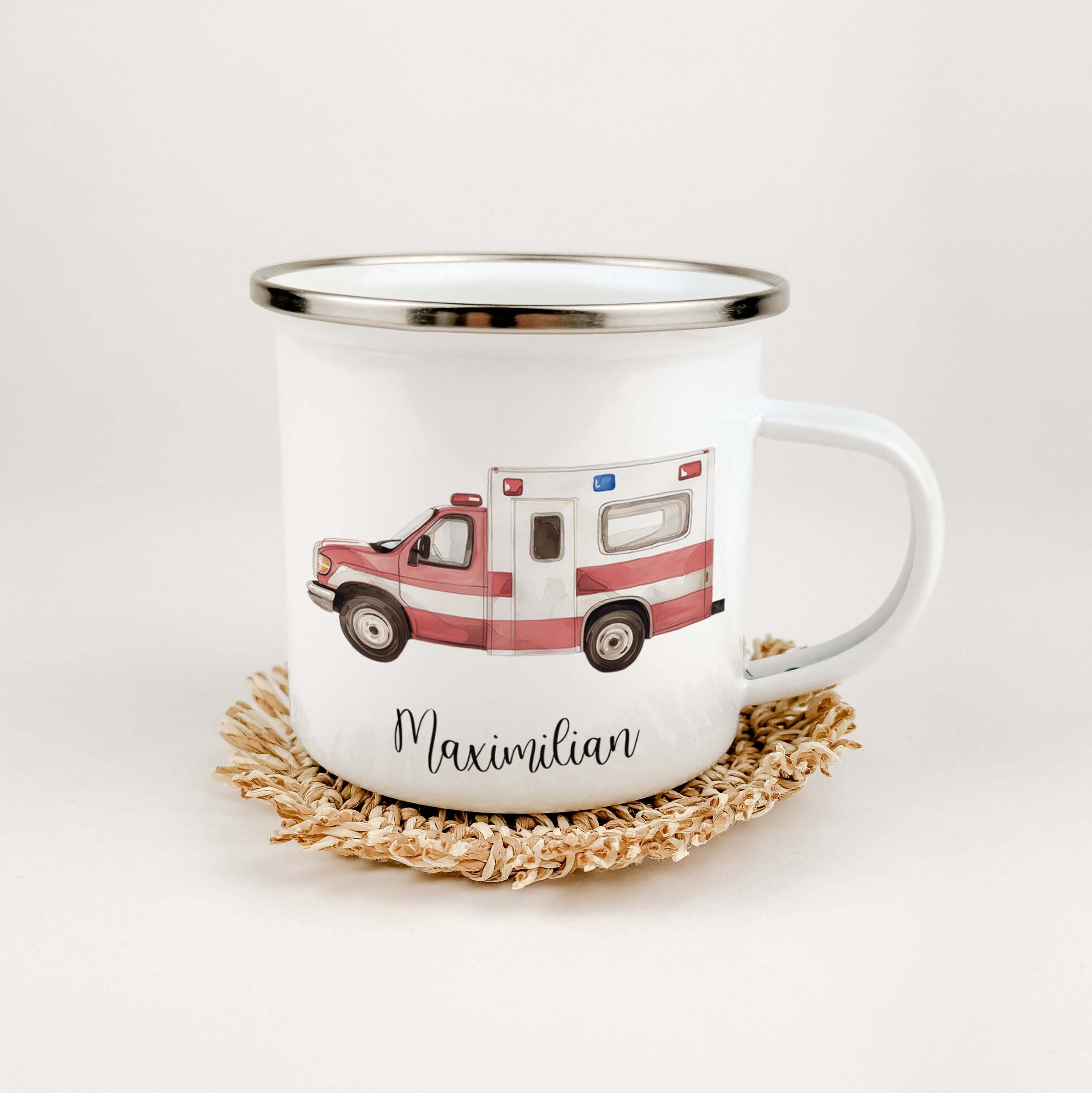 Emaille Tasse Krankenwagen-famprints-Emaille Tasse-Entdecke die perfekte Emaille Tasse für kleine Helden: Unsere personalisierte Tasse mit einem liebevoll gestalteten Krankenwagen in Aquarell-Optik ist nicht nur ein praktisches Accessoire, sondern auch ei