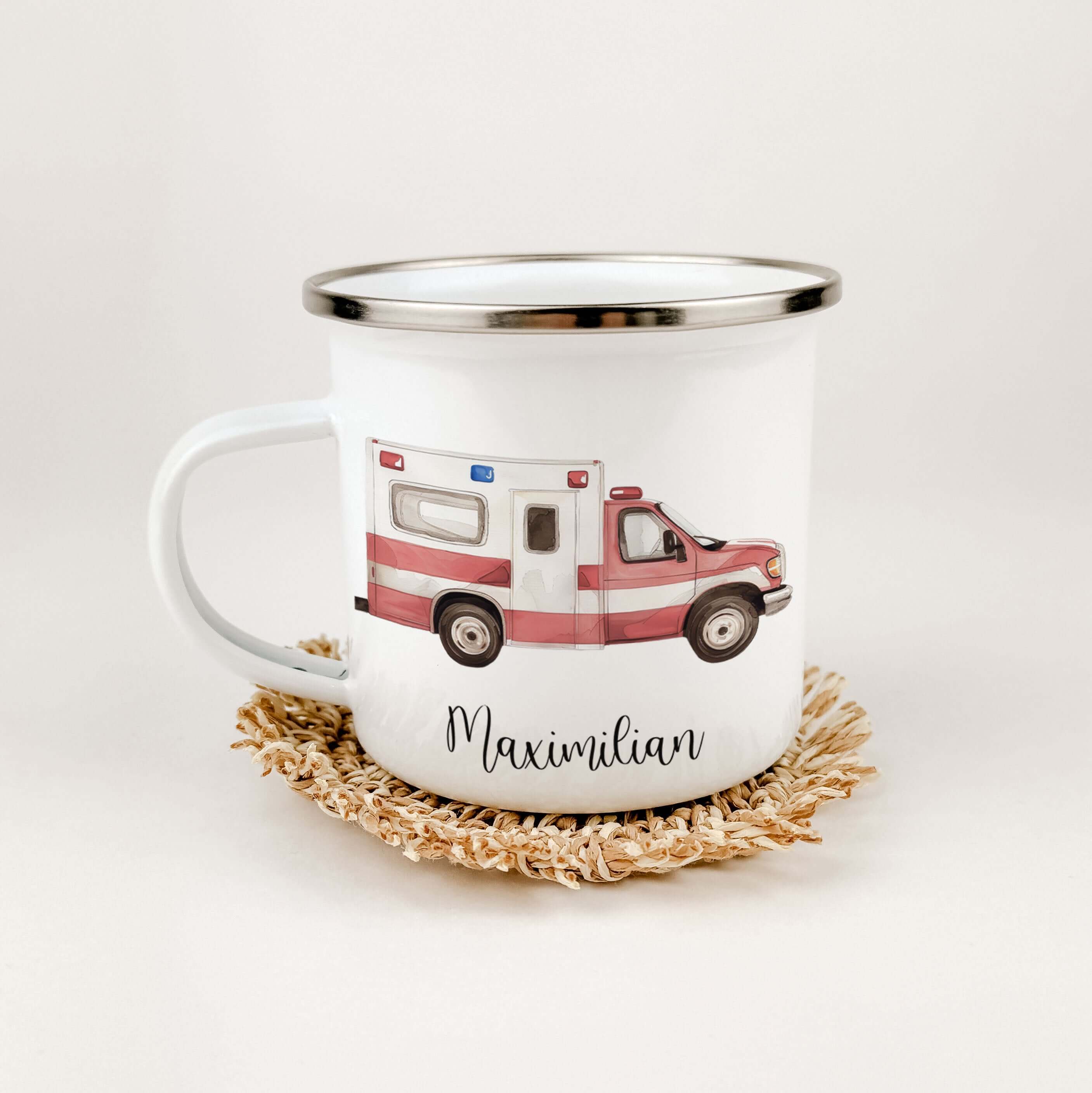 Emaille Tasse Krankenwagen-famprints-Emaille Tasse-Entdecke die perfekte Emaille Tasse für kleine Helden: Unsere personalisierte Tasse mit einem liebevoll gestalteten Krankenwagen in Aquarell-Optik ist nicht nur ein praktisches Accessoire, sondern auch ei